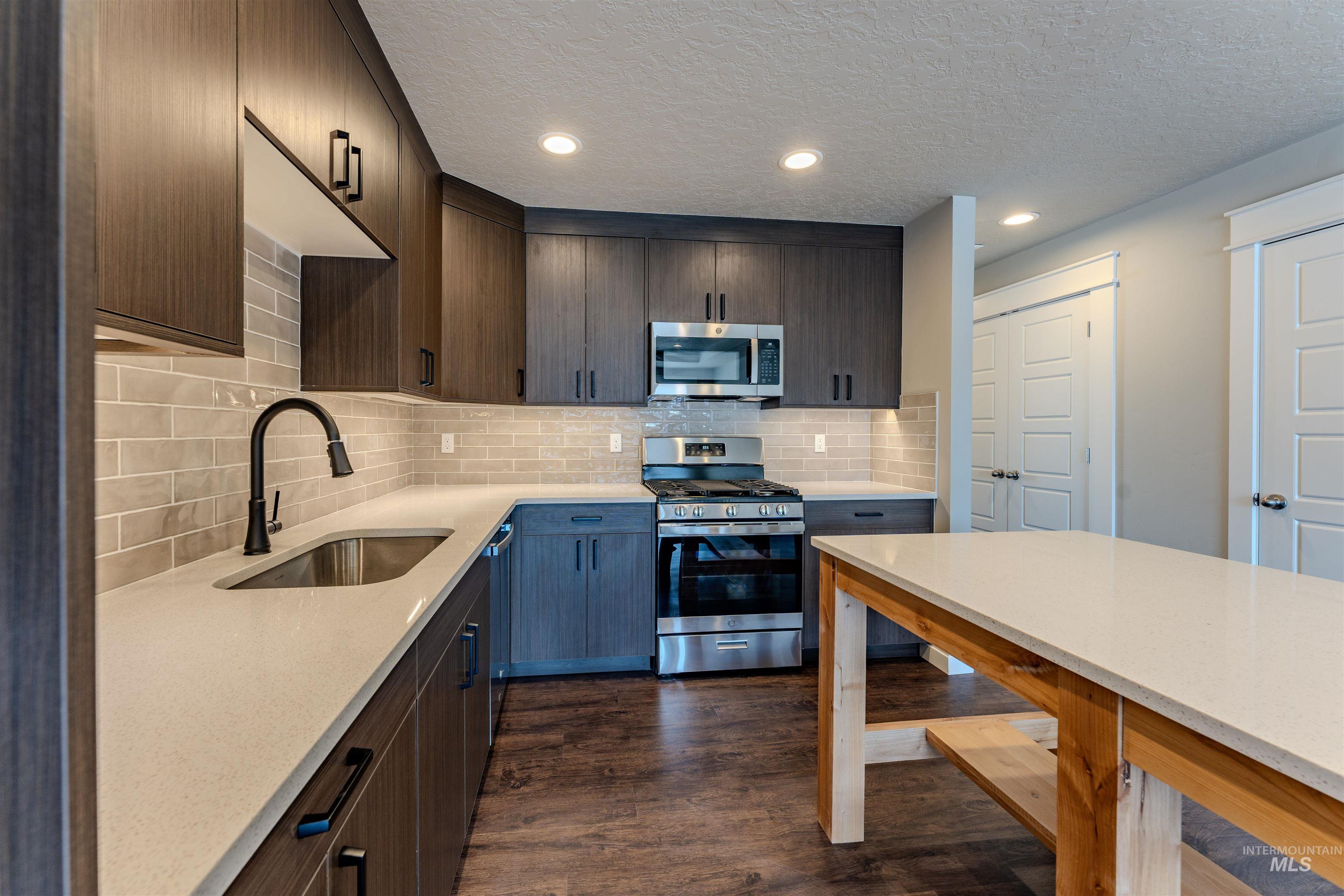 1239 Phillips Circle, Ontario, Oregon 97914-3905, 2 Bedrooms, 2 Bathrooms, Residential For Sale, Price $230,000,MLS 98974673