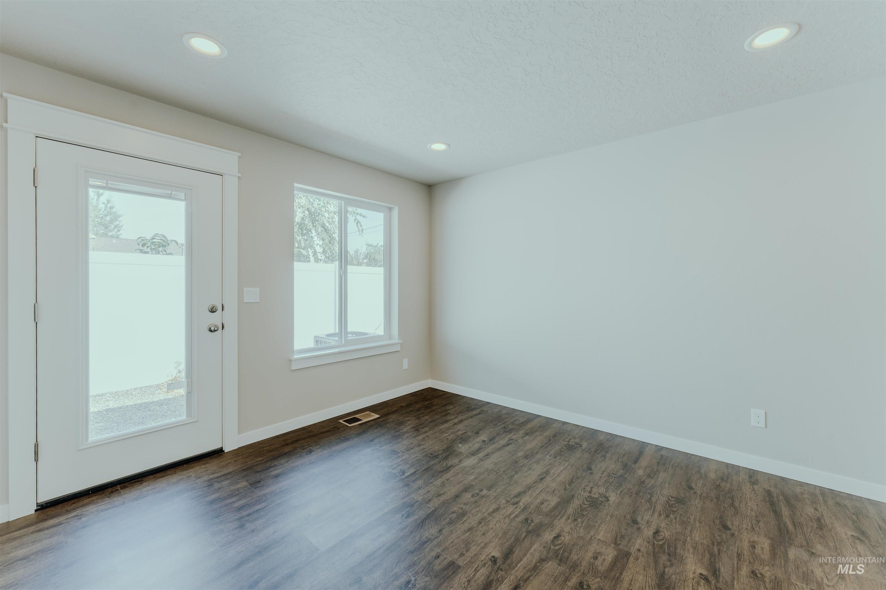 1239 Phillips Circle, Ontario, Oregon 97914-3905, 2 Bedrooms, 2 Bathrooms, Residential For Sale, Price $230,000,MLS 98974673