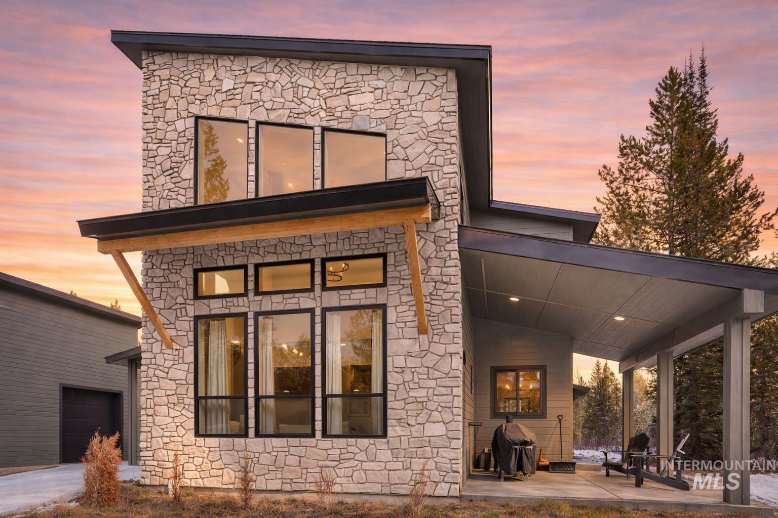 127 Jacks Loop, Donnelly, Idaho 83615, 3 Bedrooms, 3 Bathrooms, Residential For Sale, Price $1,100,000,MLS 98974684