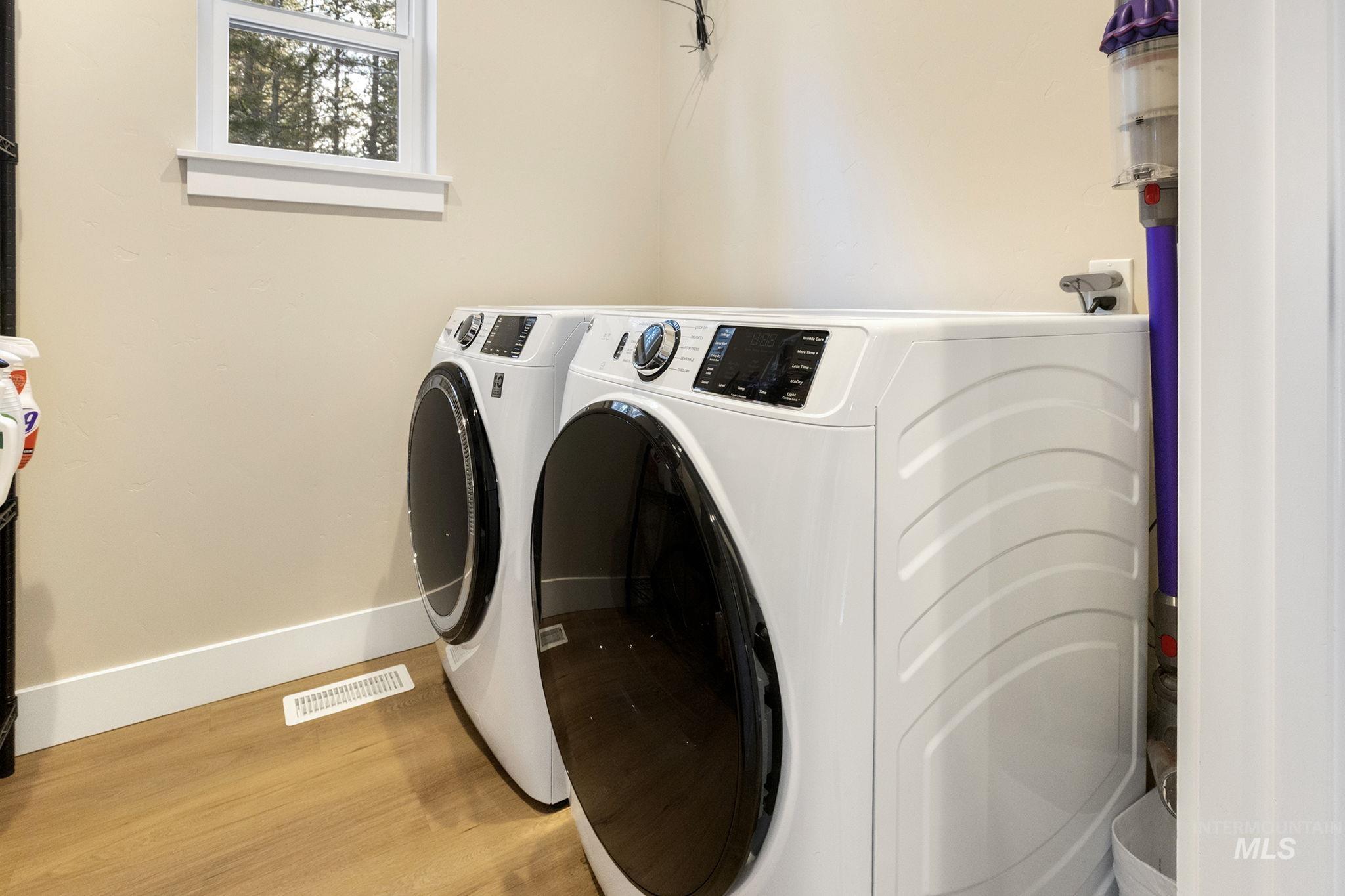 127 Jacks Loop, Donnelly, Idaho 83615, 3 Bedrooms, 3 Bathrooms, Residential For Sale, Price $1,100,000,MLS 98974684