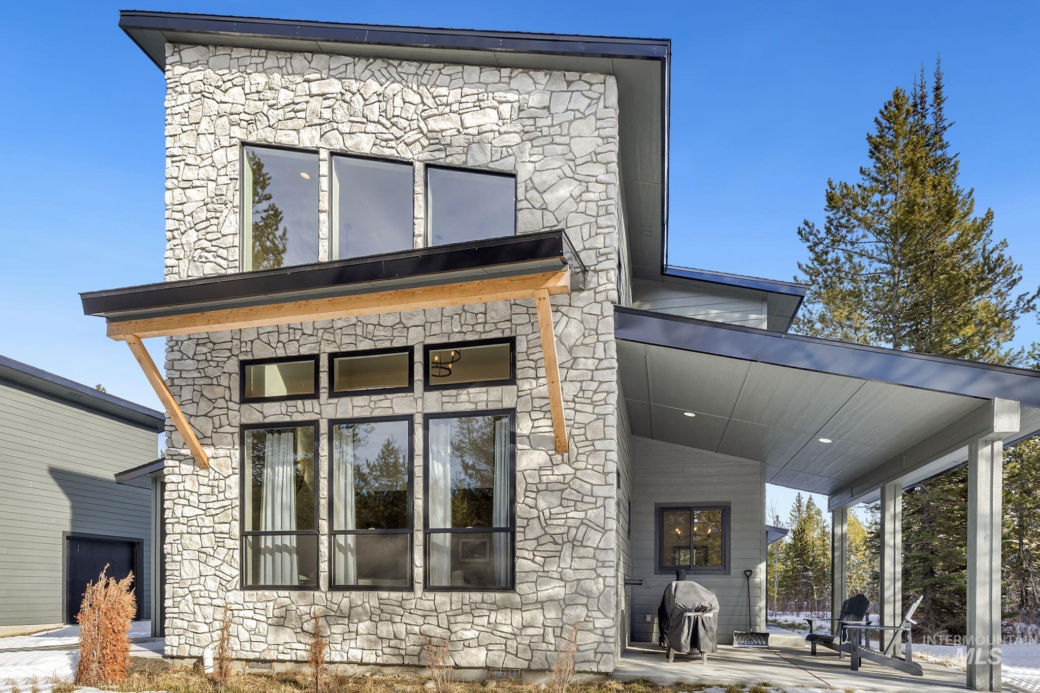 127 Jacks Loop, Donnelly, Idaho 83615, 3 Bedrooms, 3 Bathrooms, Residential For Sale, Price $1,100,000,MLS 98974684