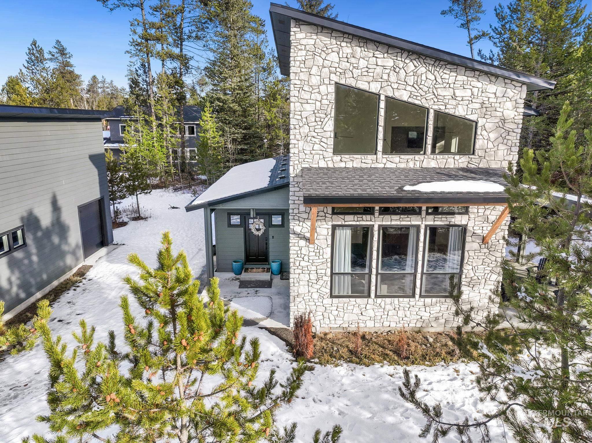 127 Jacks Loop, Donnelly, Idaho 83615, 3 Bedrooms, 3 Bathrooms, Residential For Sale, Price $1,100,000,MLS 98974684