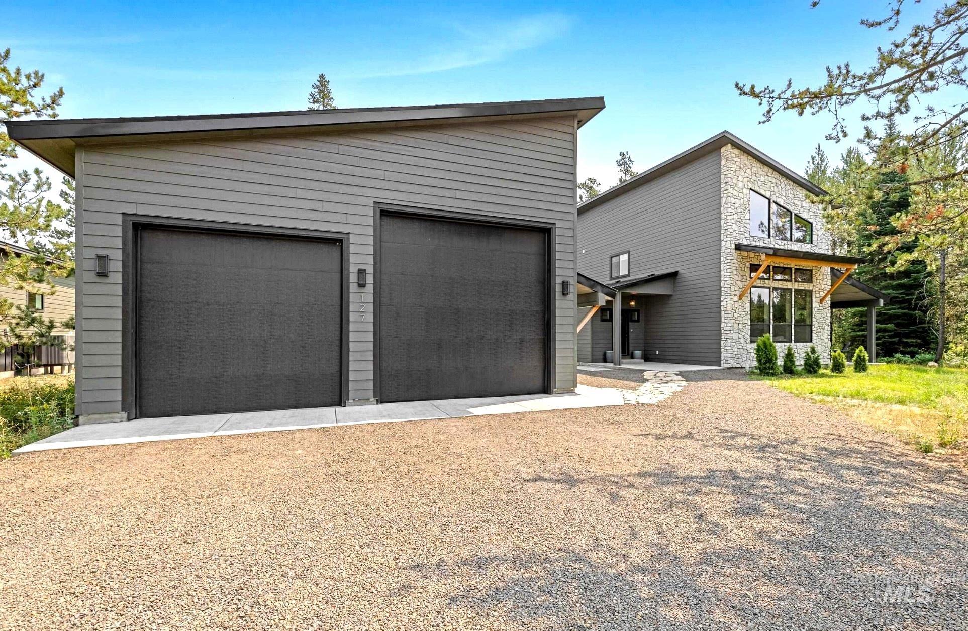 127 Jacks Loop, Donnelly, Idaho 83615, 3 Bedrooms, 3 Bathrooms, Residential For Sale, Price $1,100,000,MLS 98974684