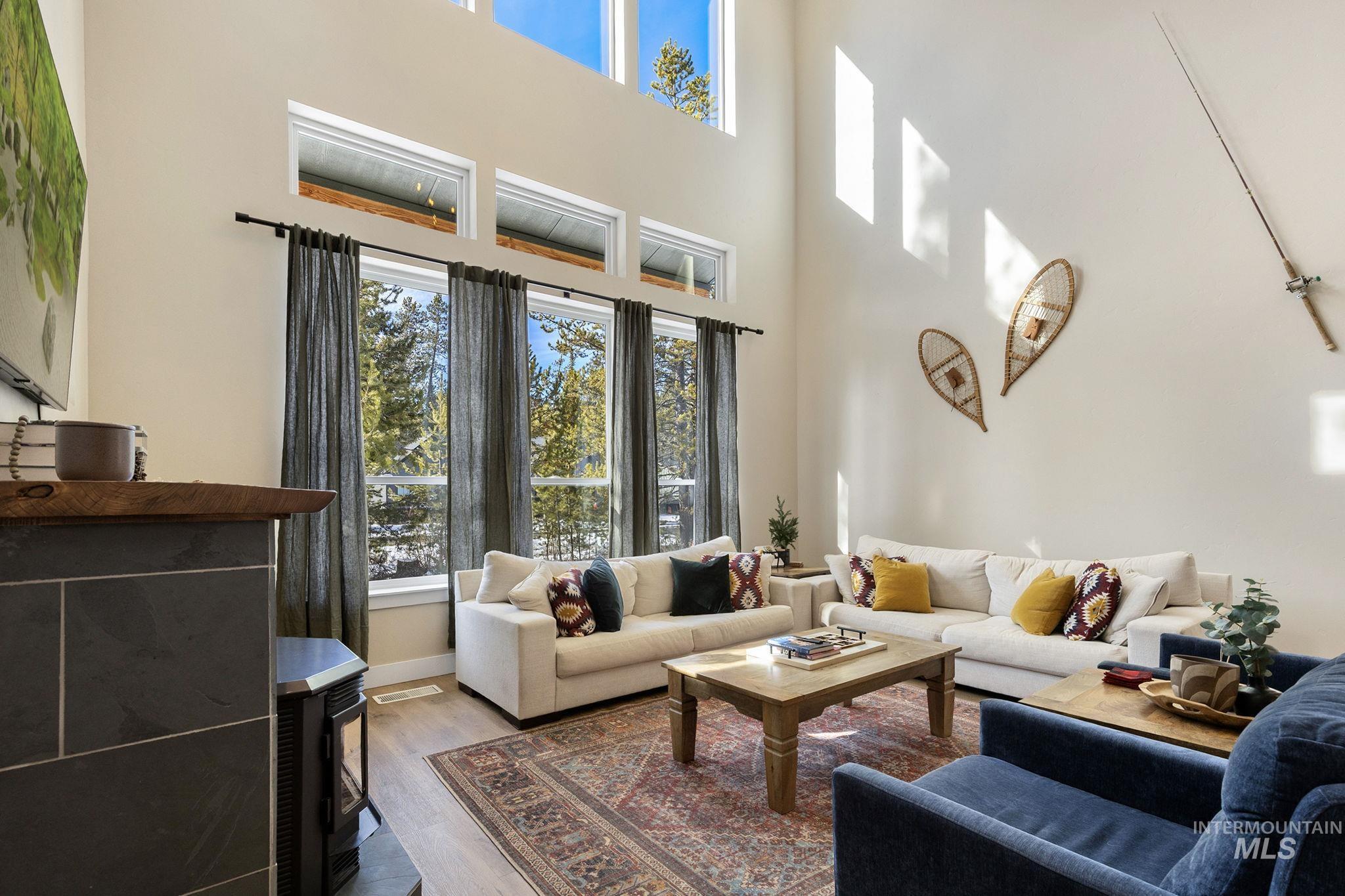 127 Jacks Loop, Donnelly, Idaho 83615, 3 Bedrooms, 3 Bathrooms, Residential For Sale, Price $1,100,000,MLS 98974684