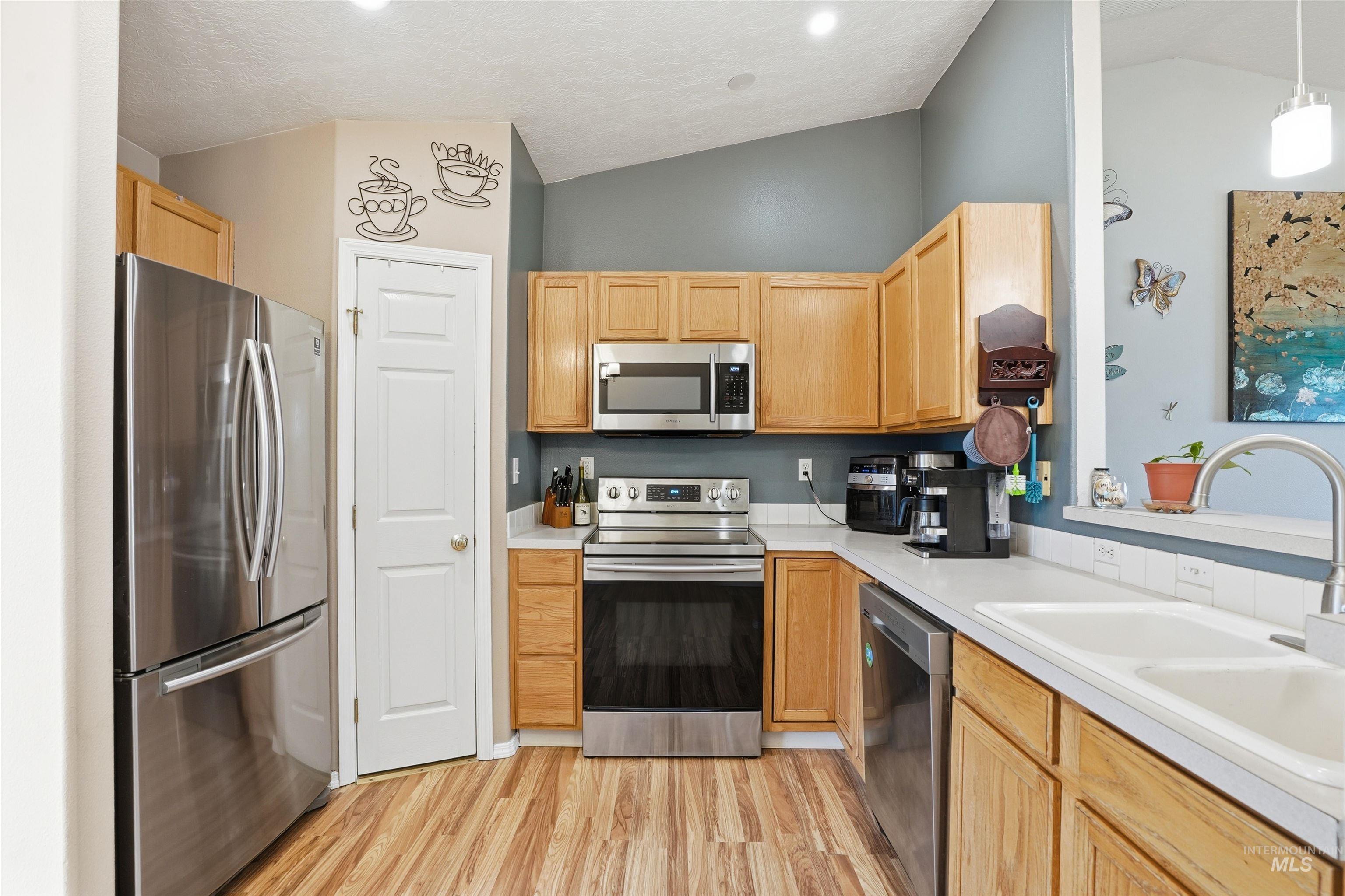 400 W Case St, Kuna, Idaho 83634-3126, 3 Bedrooms, 2 Bathrooms, Residential For Sale, Price $362,500,MLS 98974685