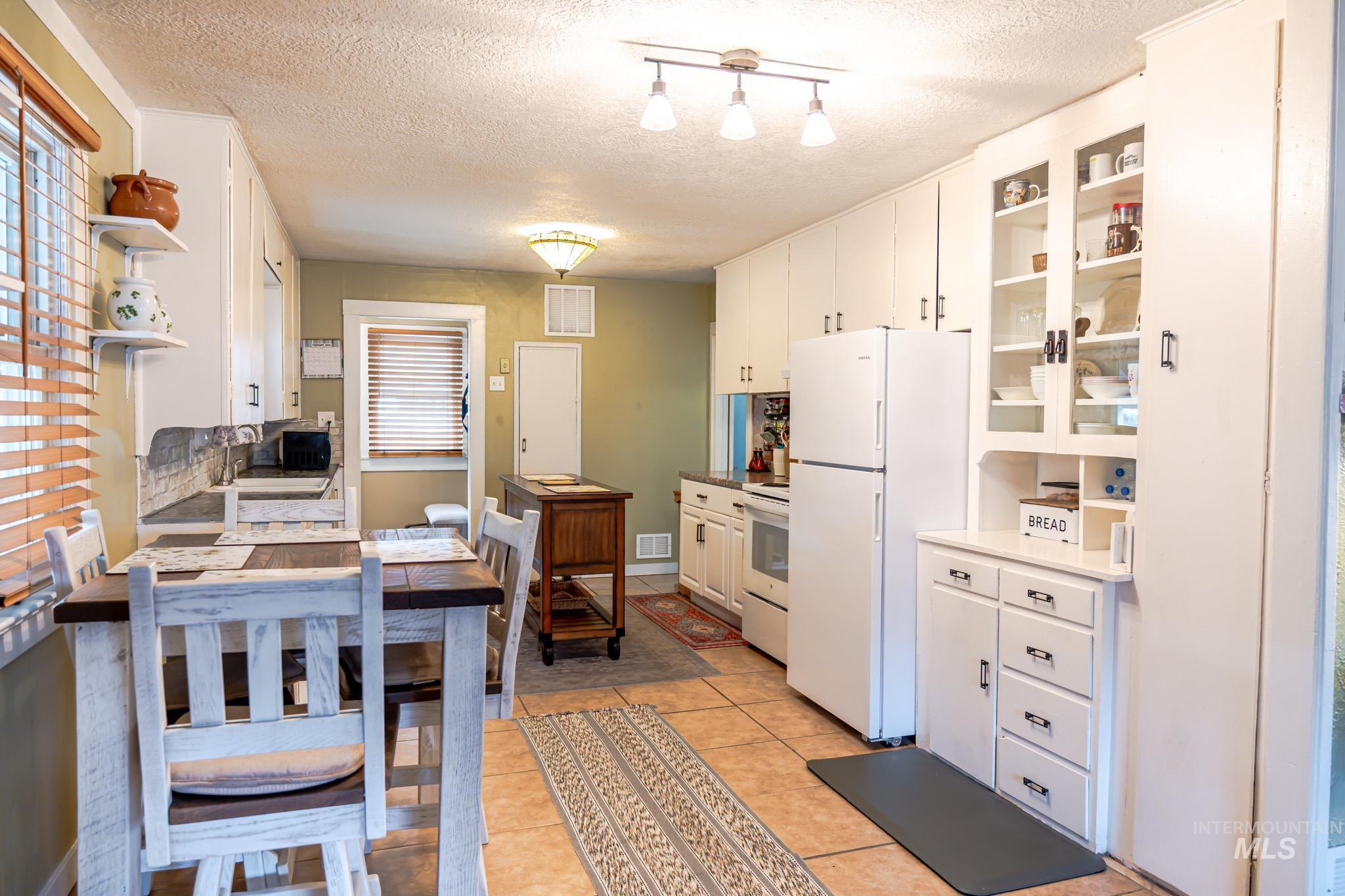 90 E Jefferson, Huntington, Oregon 97907-0000, 5 Bedrooms, 2 Bathrooms, Residential For Sale, Price $239,999,MLS 98974686