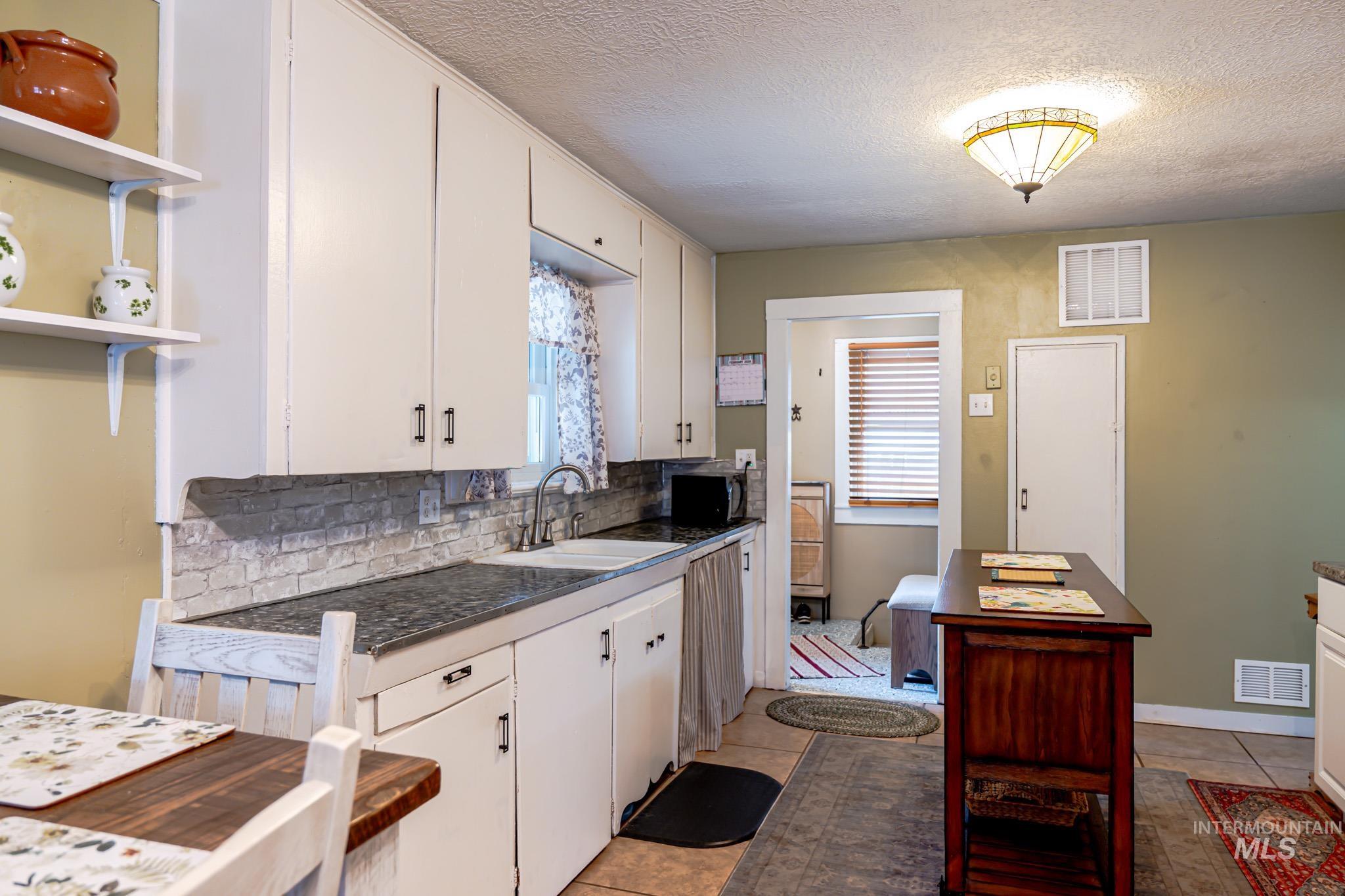 90 E Jefferson, Huntington, Oregon 97907-0000, 5 Bedrooms, 2 Bathrooms, Residential For Sale, Price $239,999,MLS 98974686