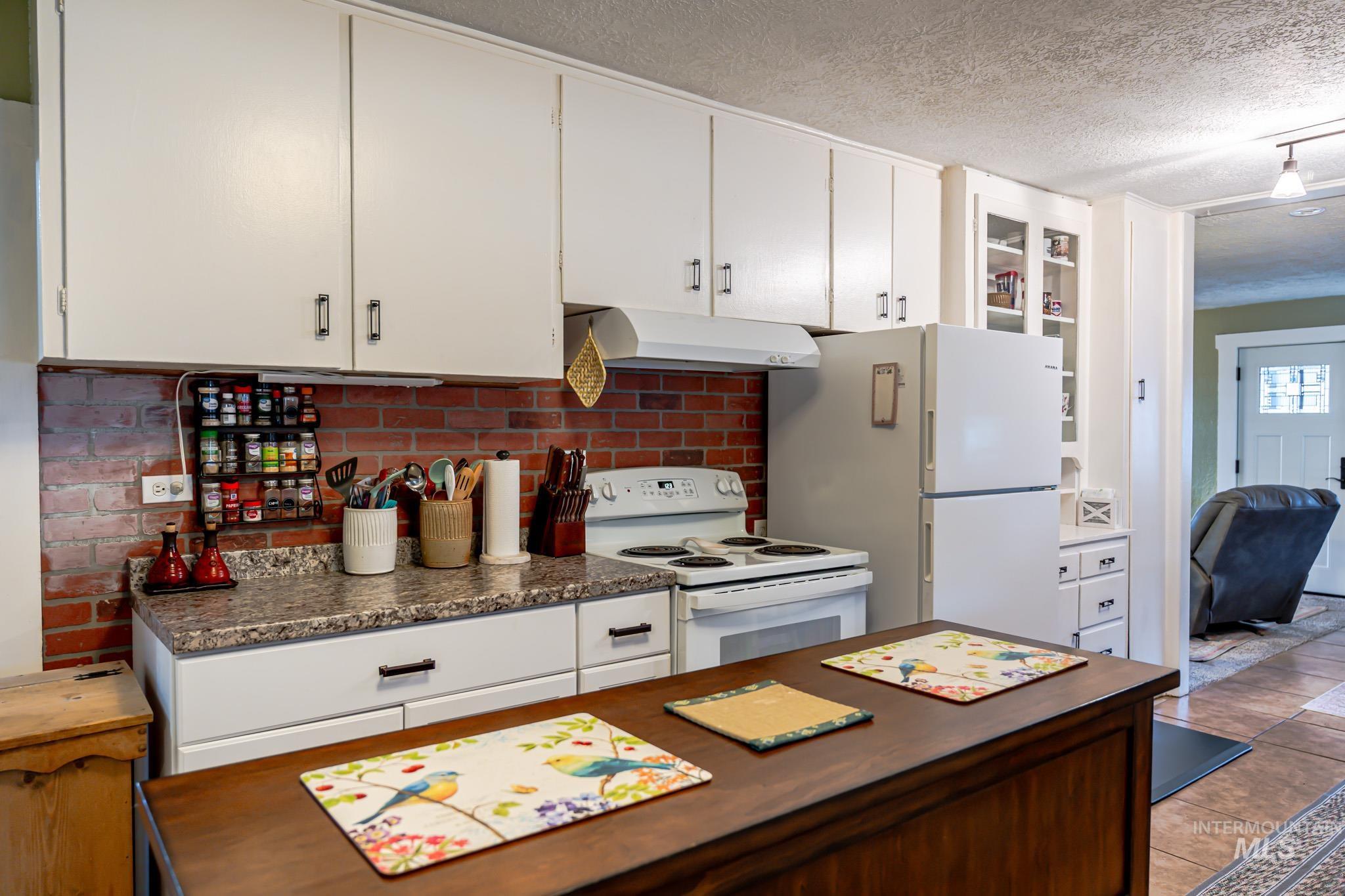 90 E Jefferson, Huntington, Oregon 97907-0000, 5 Bedrooms, 2 Bathrooms, Residential For Sale, Price $239,999,MLS 98974686