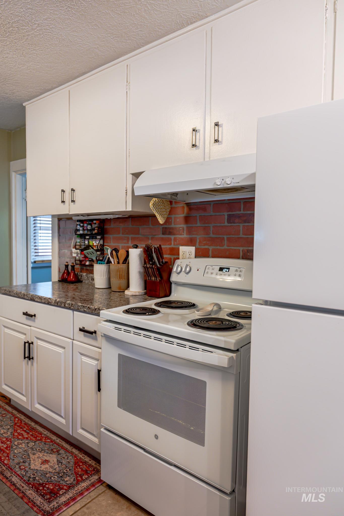 90 E Jefferson, Huntington, Oregon 97907-0000, 5 Bedrooms, 2 Bathrooms, Residential For Sale, Price $239,999,MLS 98974686