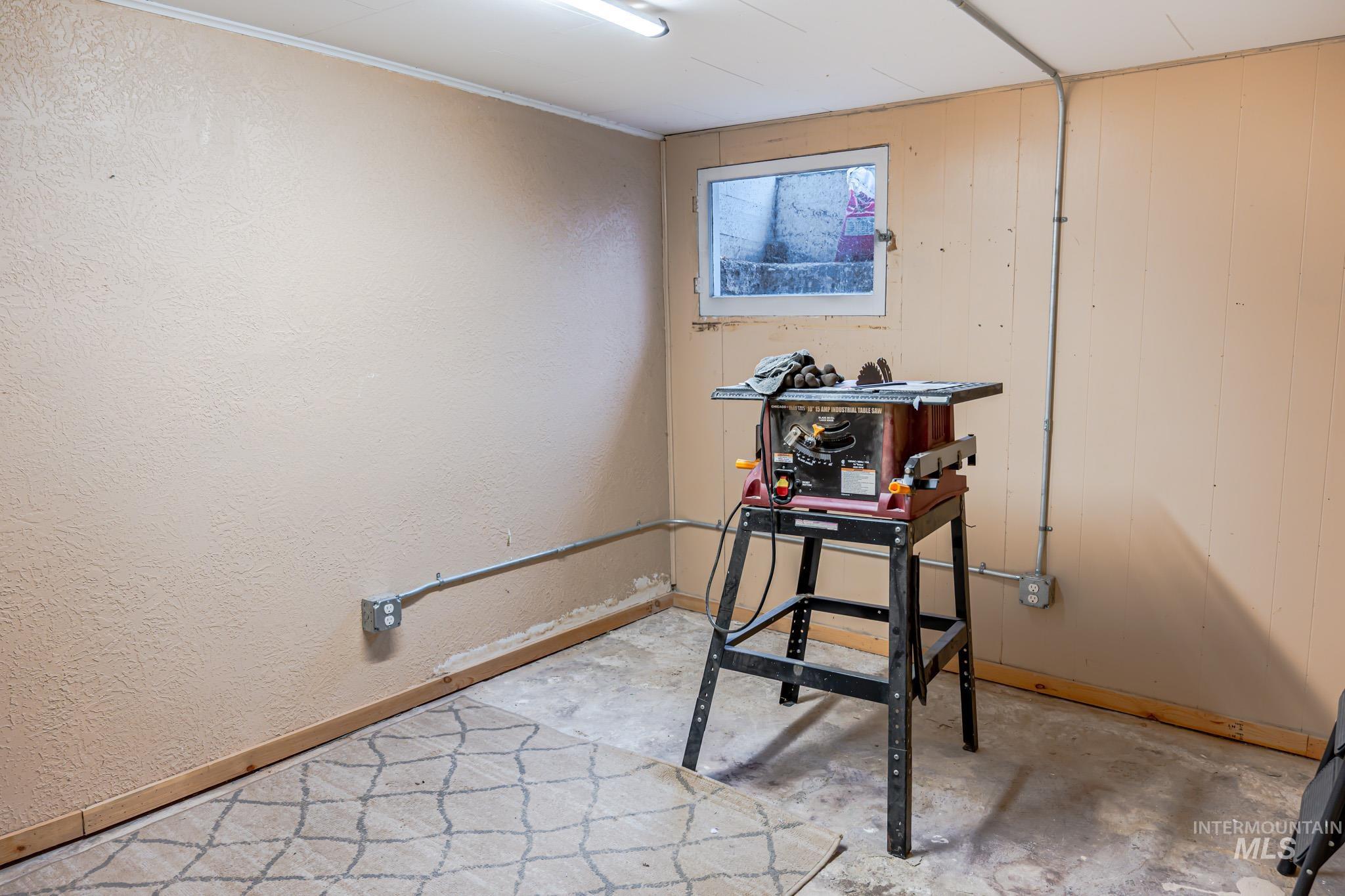 90 E Jefferson, Huntington, Oregon 97907-0000, 5 Bedrooms, 2 Bathrooms, Residential For Sale, Price $239,999,MLS 98974686