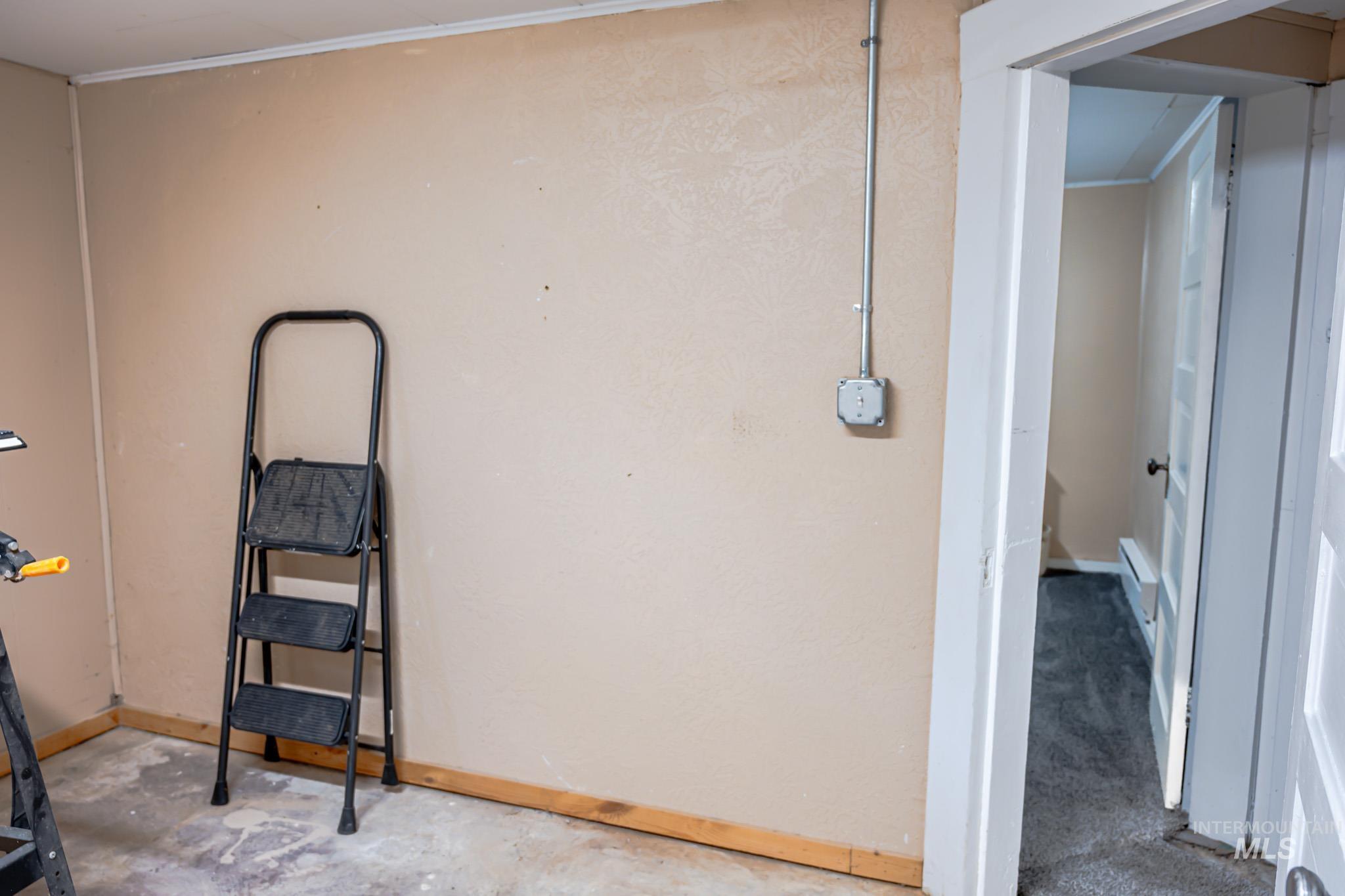 90 E Jefferson, Huntington, Oregon 97907-0000, 5 Bedrooms, 2 Bathrooms, Residential For Sale, Price $239,999,MLS 98974686