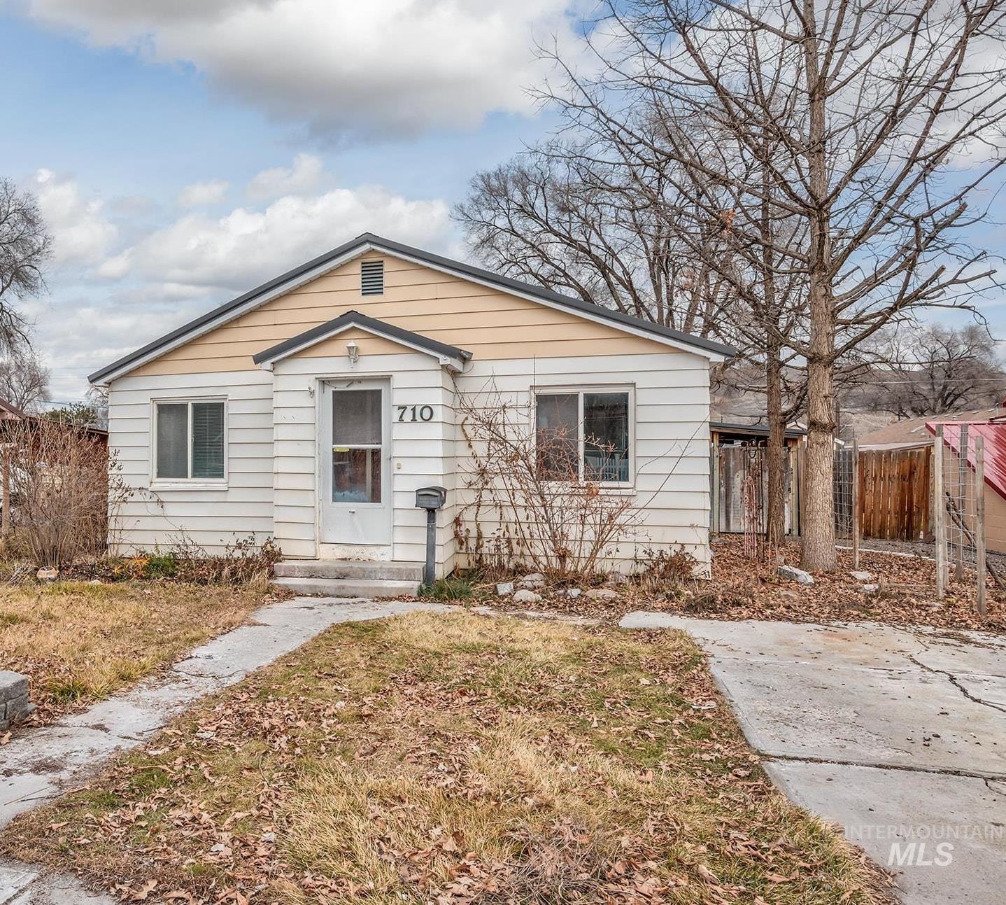 710 Smith St S., Vale, Oregon 97918, 2 Bedrooms, 1 Bathroom, Residential For Sale, Price $190,000,MLS 98974687