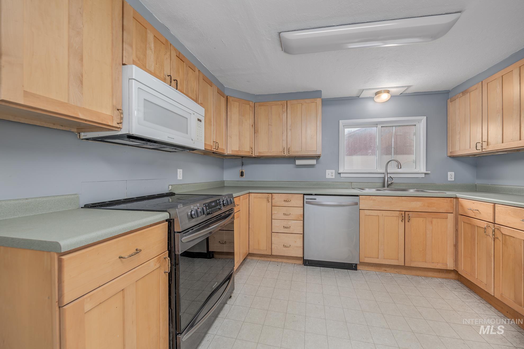 710 Smith St S., Vale, Oregon 97918, 2 Bedrooms, 1 Bathroom, Residential For Sale, Price $190,000,MLS 98974687