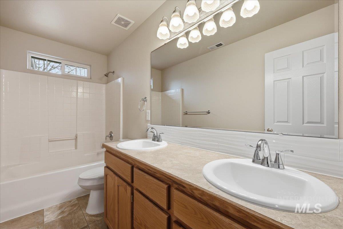 3036 S Grimes Creek Ave, Meridian, Idaho 83642, 4 Bedrooms, 2.5 Bathrooms, Residential For Sale, Price $599,999,MLS 98974696