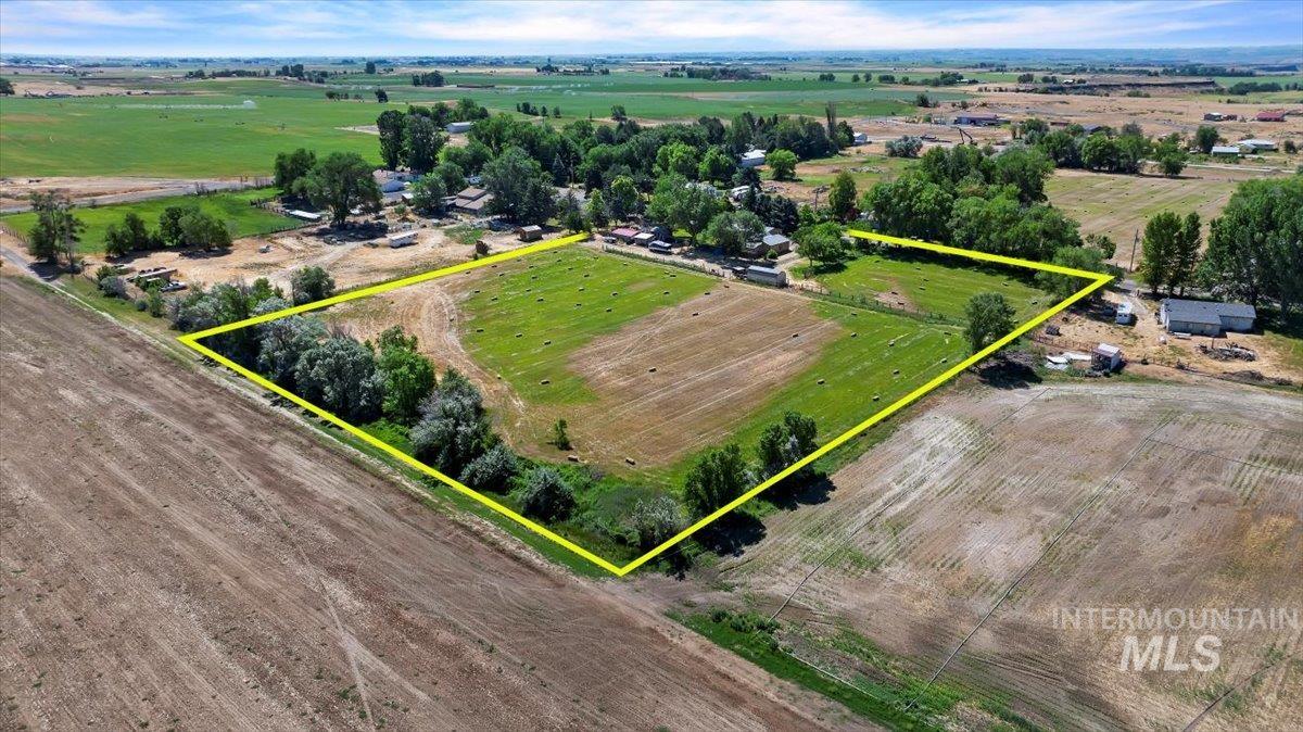 706 White Hawk Ln, Hagerman, Idaho 83332, 3 Bedrooms, 2 Bathrooms, Residential For Sale, Price $499,000,MLS 98974698