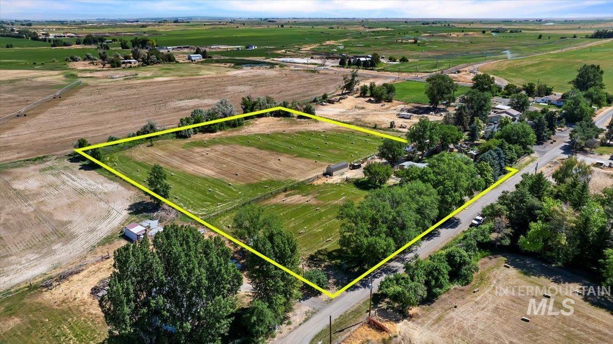 706 White Hawk Ln, Hagerman, Idaho 83332, 3 Bedrooms, 2 Bathrooms, Residential For Sale, Price $499,000,MLS 98974698