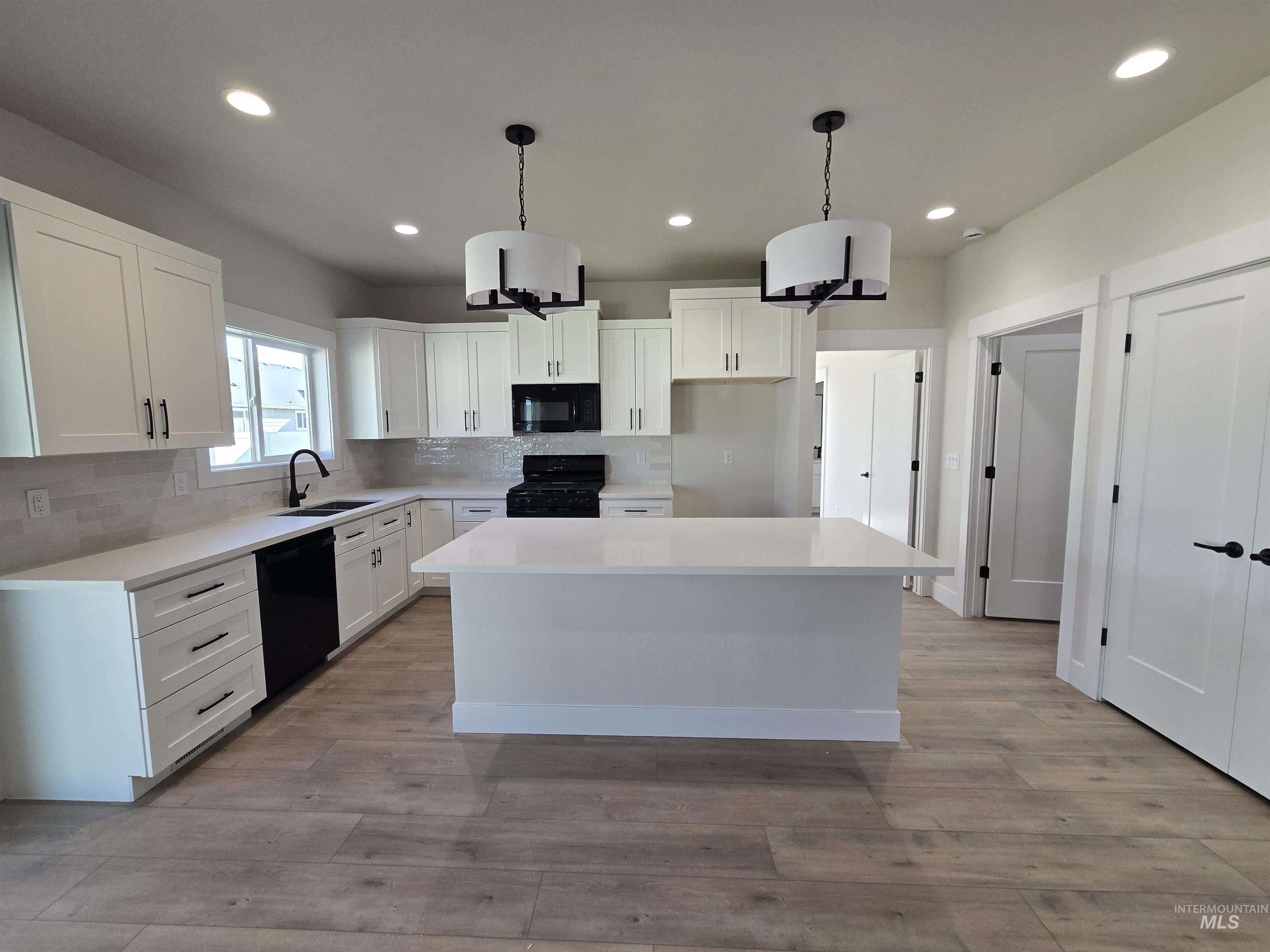 976 Canal Street, Twin Falls, Idaho 83301, 4 Bedrooms, 2 Bathrooms, Residential For Sale, Price $435,000,MLS 98974699