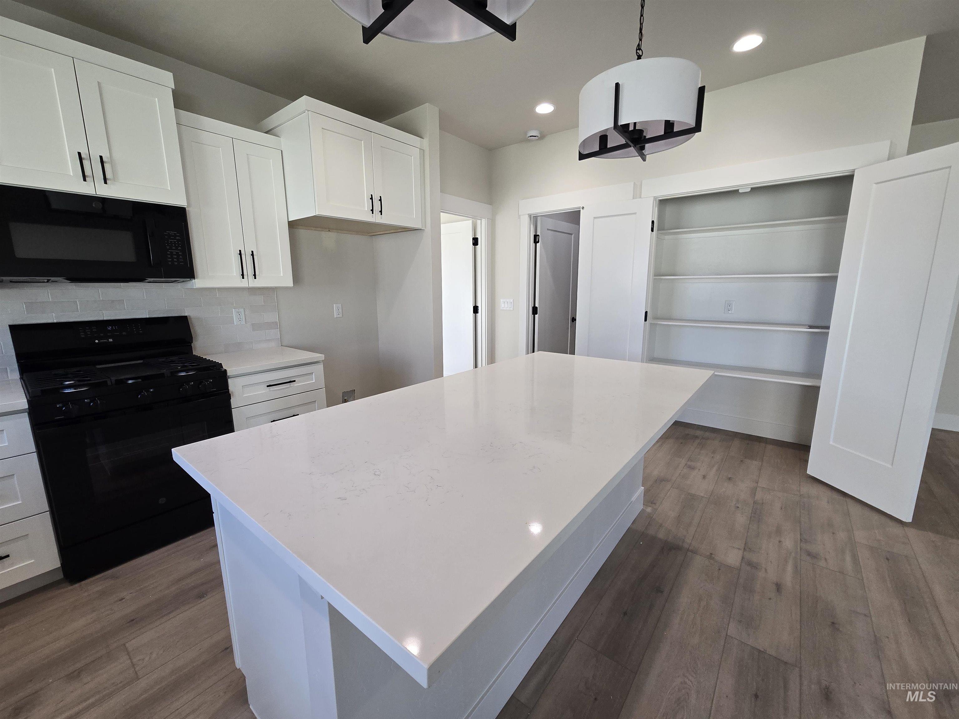 976 Canal Street, Twin Falls, Idaho 83301, 4 Bedrooms, 2 Bathrooms, Residential For Sale, Price $435,000,MLS 98974699