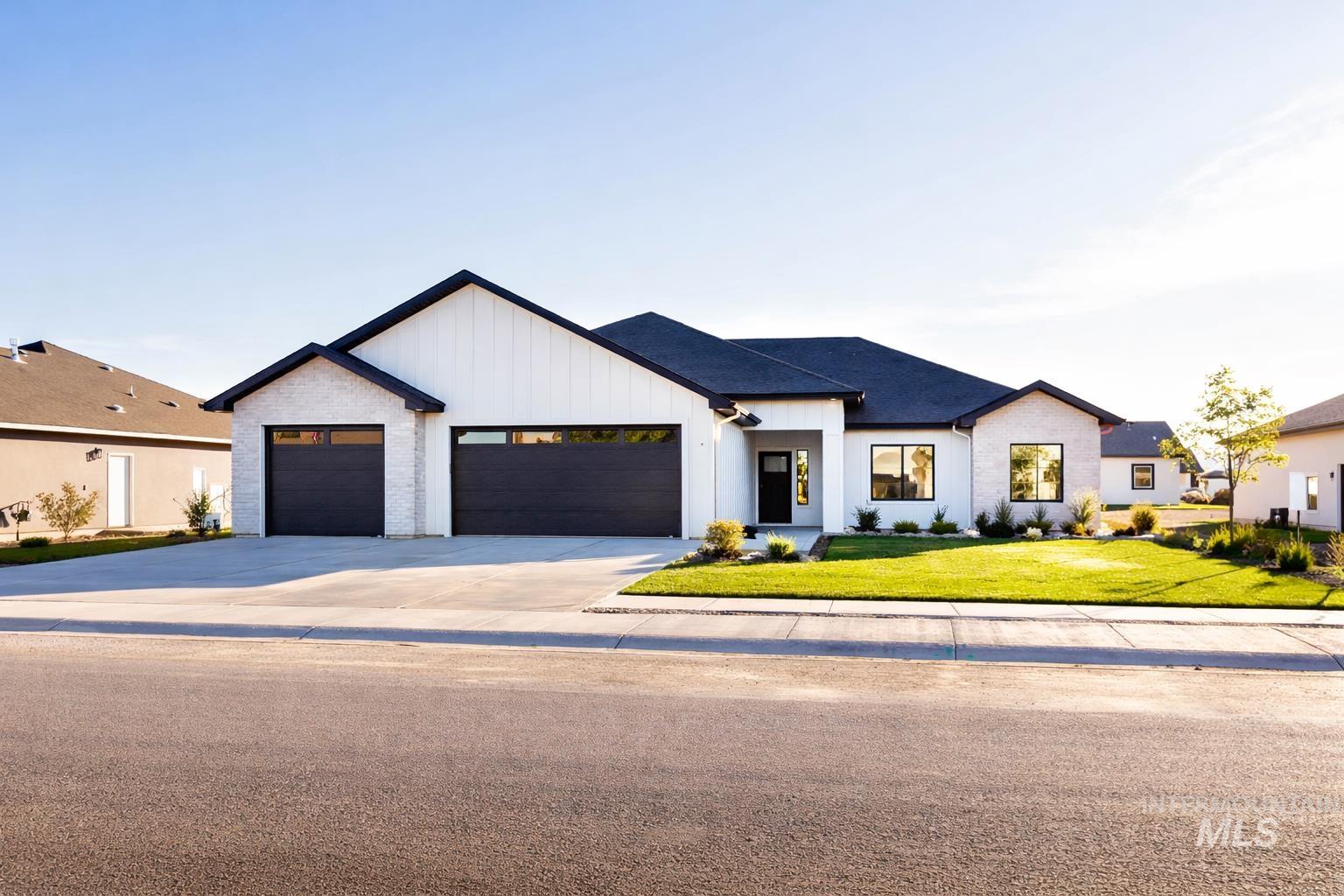 962 Canal Street, Twin Falls, Idaho 83301, 4 Bedrooms, 2 Bathrooms, Residential For Sale, Price $500,000,MLS 98974701