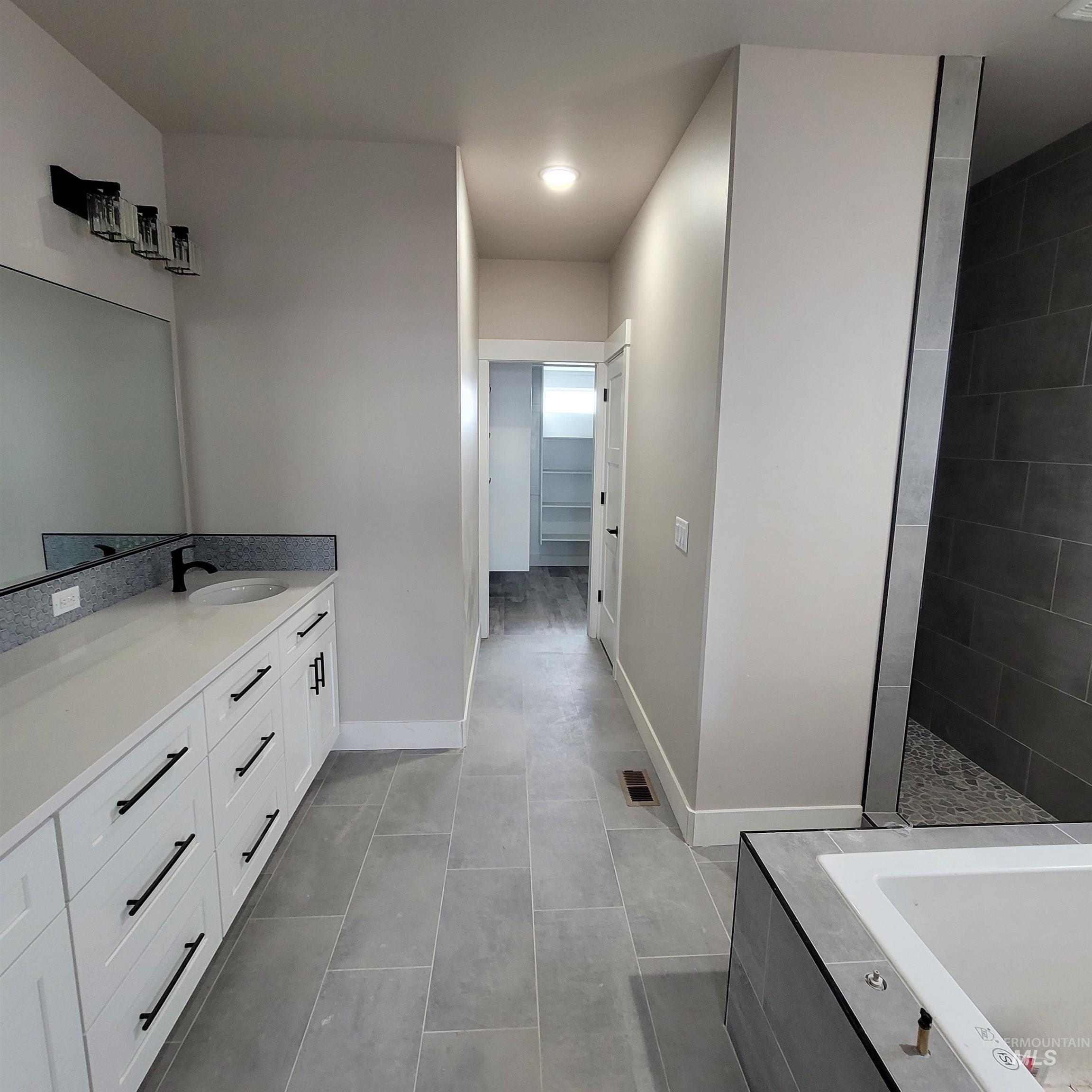 962 Canal Street, Twin Falls, Idaho 83301, 4 Bedrooms, 2 Bathrooms, Residential For Sale, Price $500,000,MLS 98974701