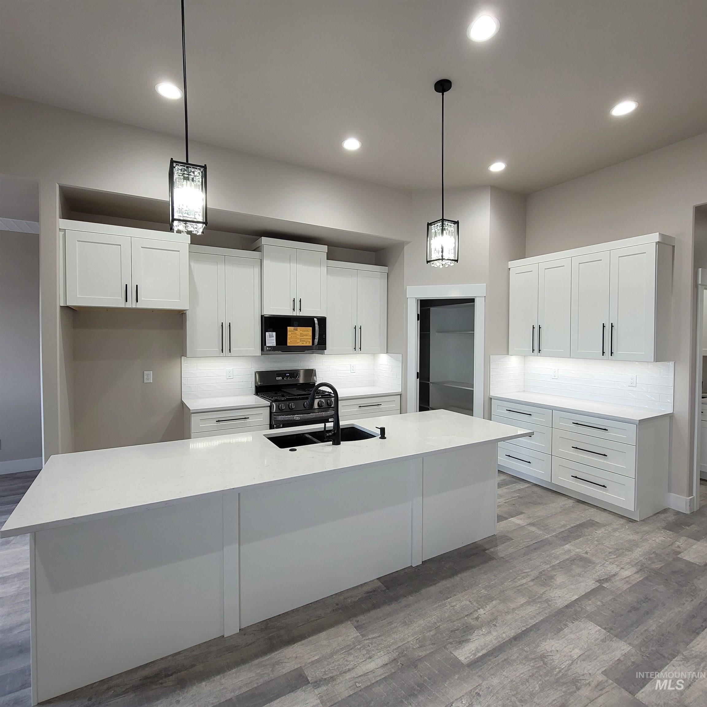 962 Canal Street, Twin Falls, Idaho 83301, 4 Bedrooms, 2 Bathrooms, Residential For Sale, Price $500,000,MLS 98974701