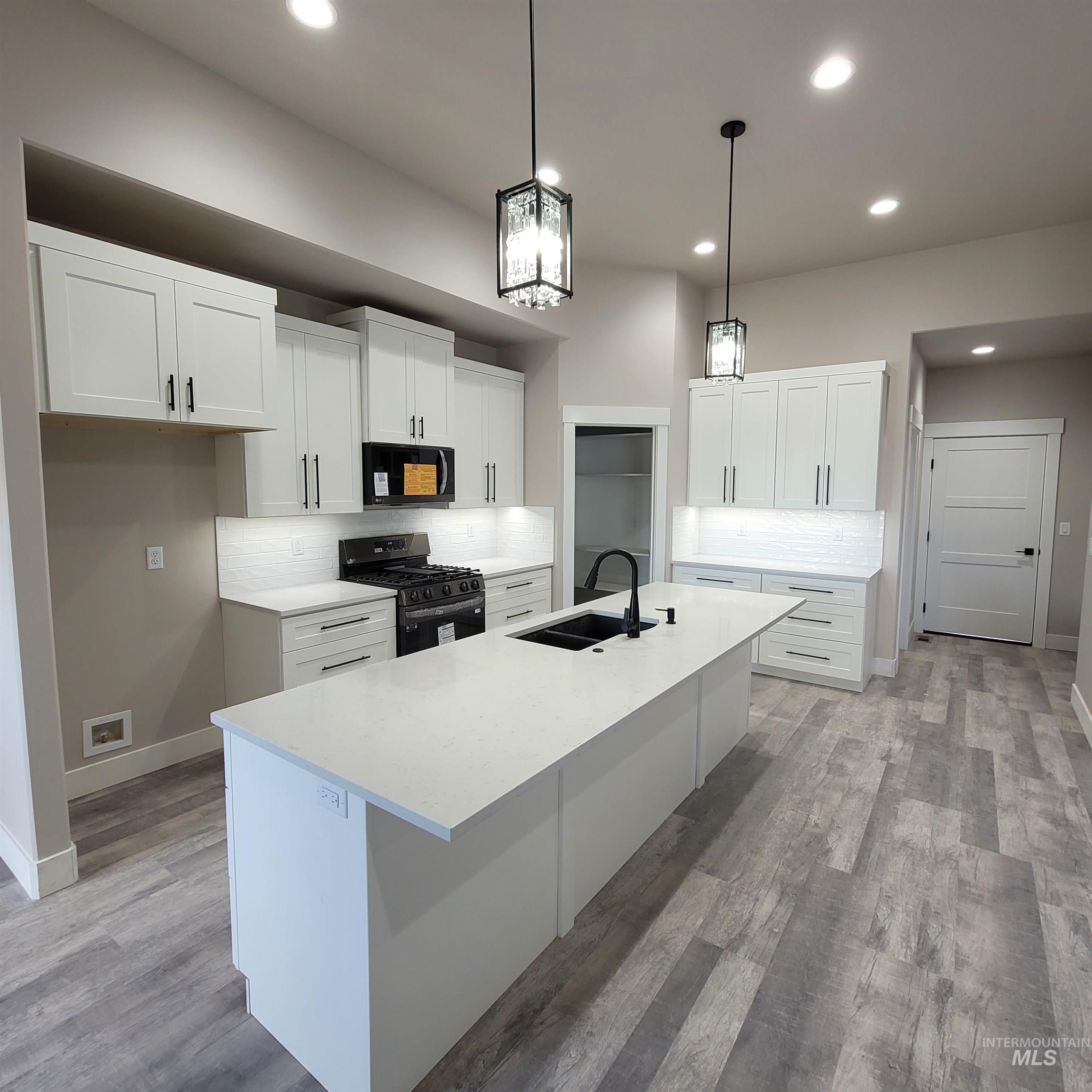 962 Canal Street, Twin Falls, Idaho 83301, 4 Bedrooms, 2 Bathrooms, Residential For Sale, Price $500,000,MLS 98974701