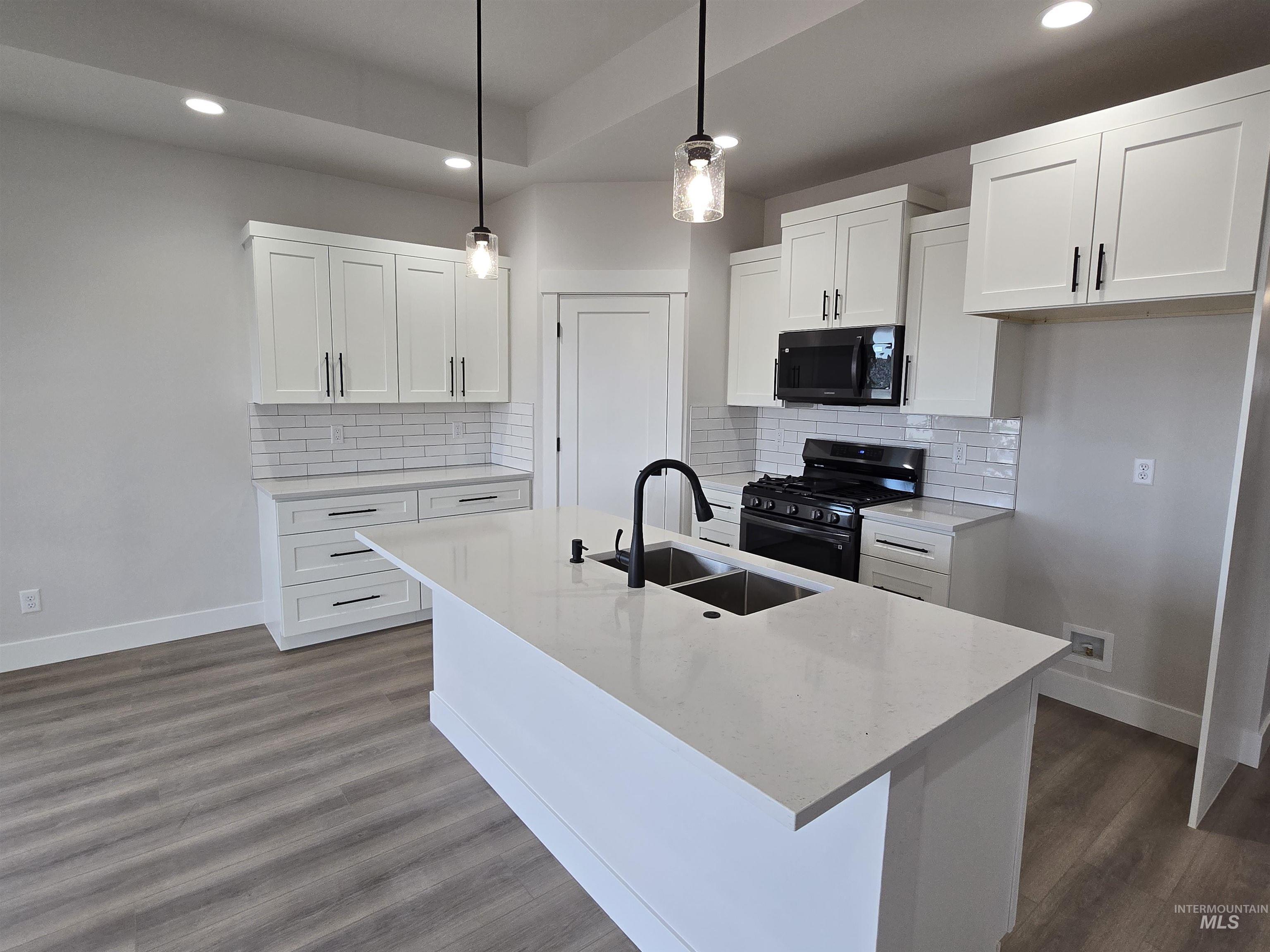 946 Canal Street, Twin Falls, Idaho 83301, 3 Bedrooms, 2 Bathrooms, Residential For Sale, Price $425,000,MLS 98974702