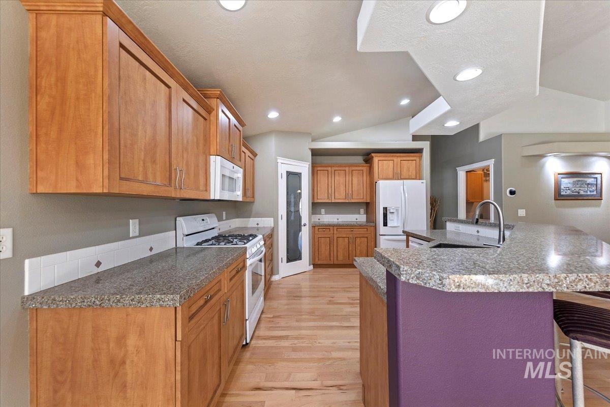 2045 E Lake Creek Dr, Meridian, Idaho 83642, 3 Bedrooms, 2 Bathrooms, Residential For Sale, Price $560,000,MLS 98974713