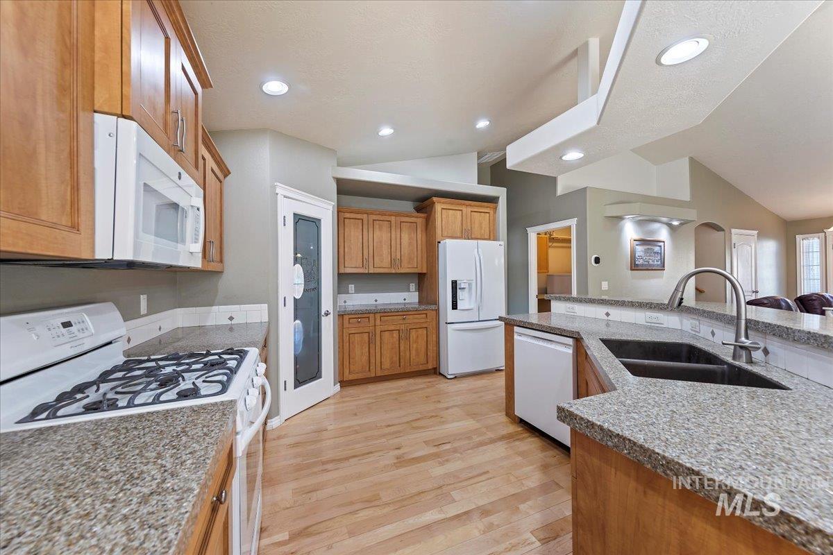 2045 E Lake Creek Dr, Meridian, Idaho 83642, 3 Bedrooms, 2 Bathrooms, Residential For Sale, Price $560,000,MLS 98974713