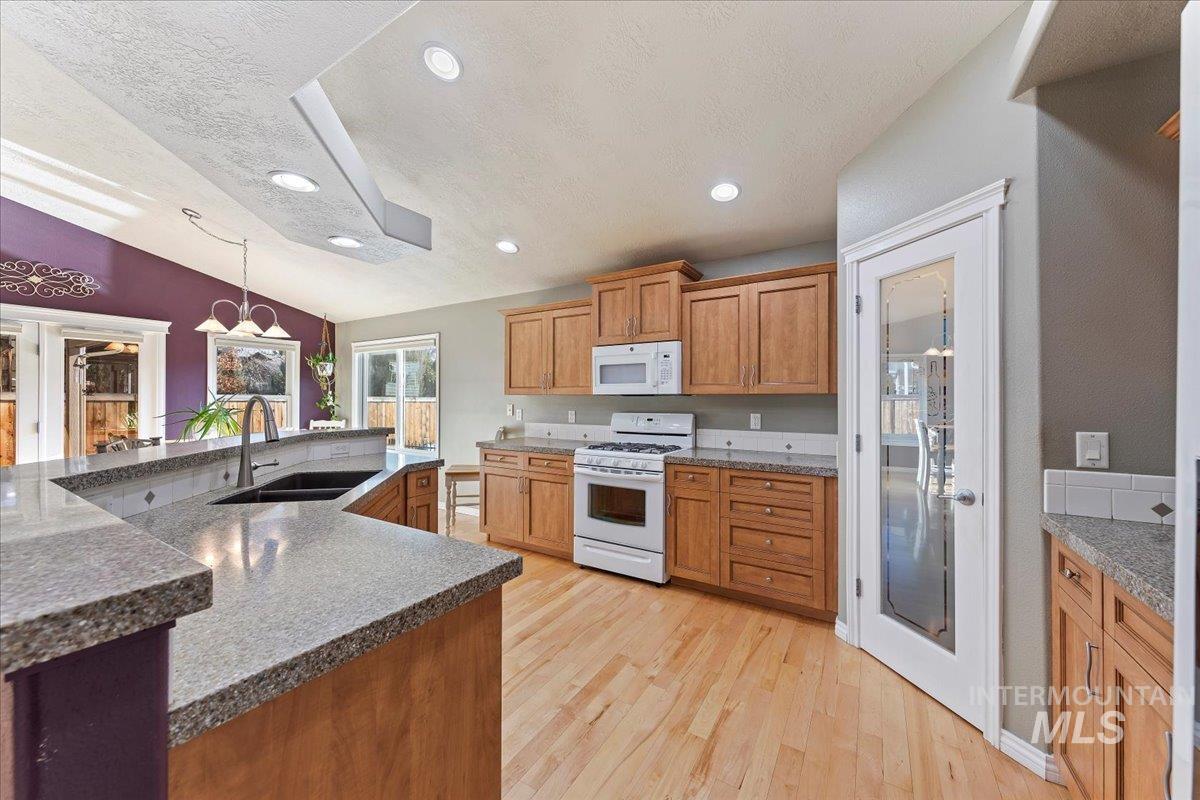 2045 E Lake Creek Dr, Meridian, Idaho 83642, 3 Bedrooms, 2 Bathrooms, Residential For Sale, Price $560,000,MLS 98974713