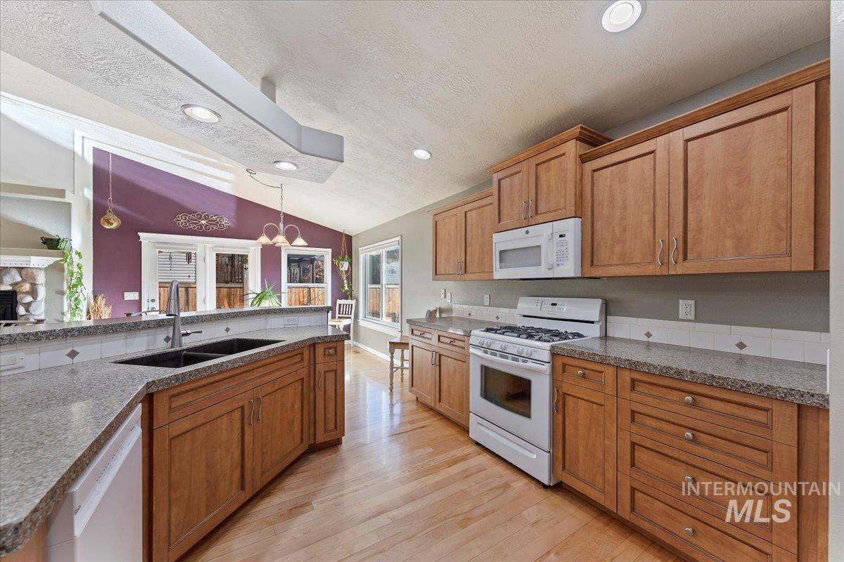 2045 E Lake Creek Dr, Meridian, Idaho 83642, 3 Bedrooms, 2 Bathrooms, Residential For Sale, Price $560,000,MLS 98974713