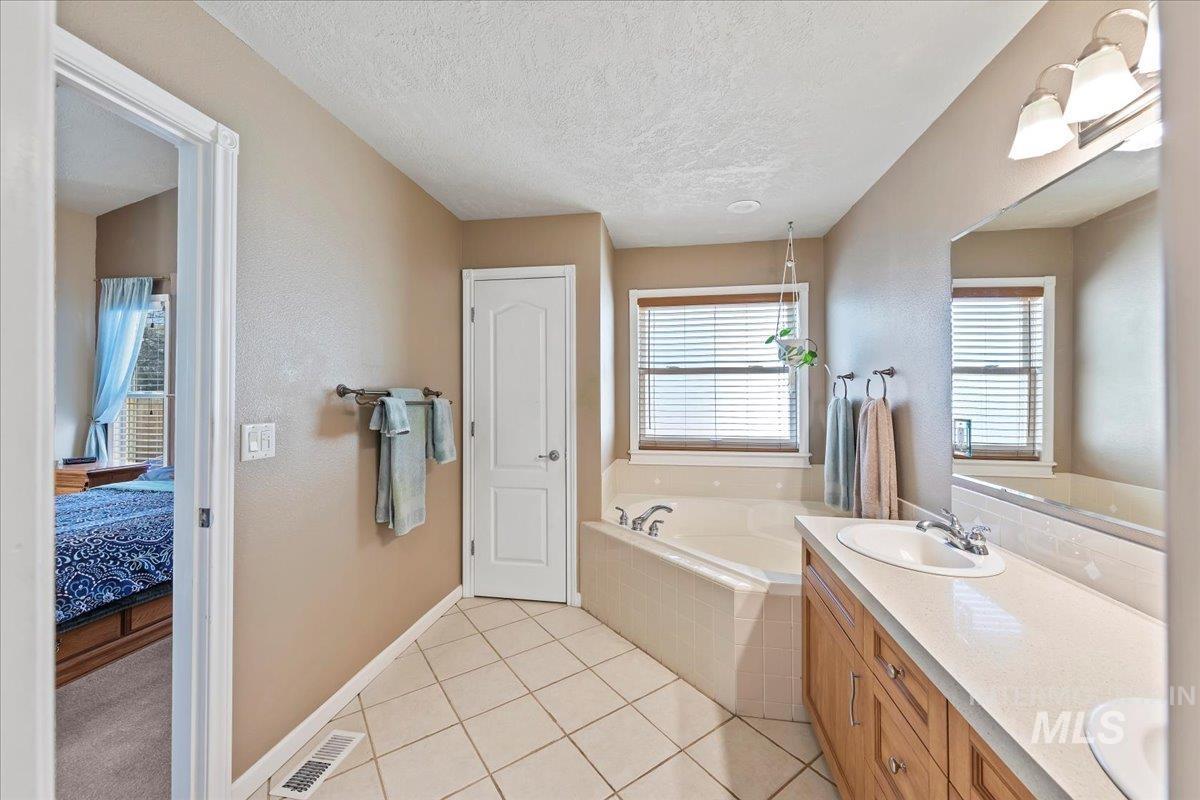 2045 E Lake Creek Dr, Meridian, Idaho 83642, 3 Bedrooms, 2 Bathrooms, Residential For Sale, Price $560,000,MLS 98974713