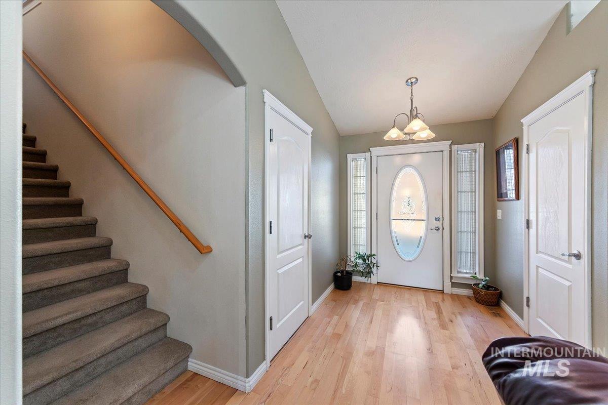 2045 E Lake Creek Dr, Meridian, Idaho 83642, 3 Bedrooms, 2 Bathrooms, Residential For Sale, Price $560,000,MLS 98974713