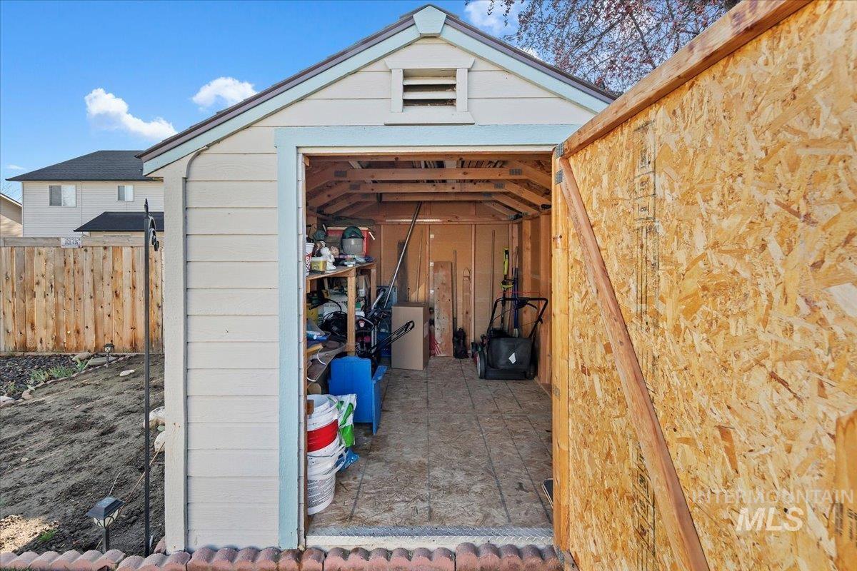 2045 E Lake Creek Dr, Meridian, Idaho 83642, 3 Bedrooms, 2 Bathrooms, Residential For Sale, Price $560,000,MLS 98974713