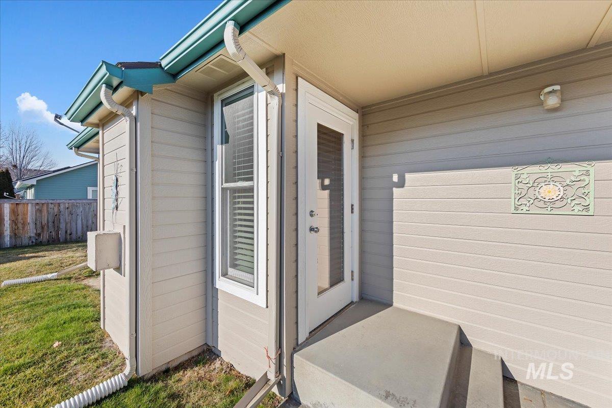 2045 E Lake Creek Dr, Meridian, Idaho 83642, 3 Bedrooms, 2 Bathrooms, Residential For Sale, Price $560,000,MLS 98974713