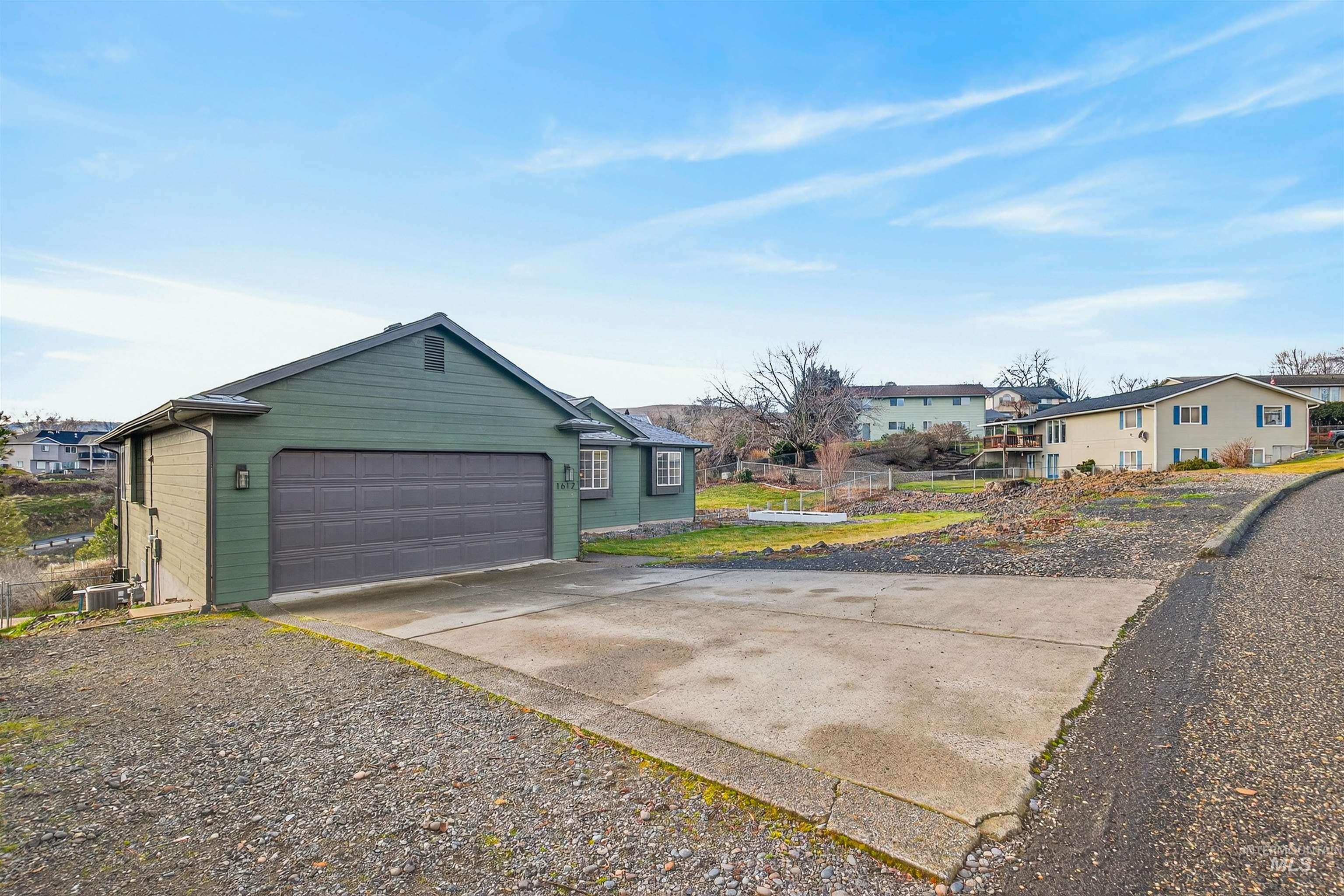 1612 Swallows Nest Loop, Clarkston, Washington 99403, 5 Bedrooms, 3 Bathrooms, Residential For Sale, Price $455,000,MLS 98974718