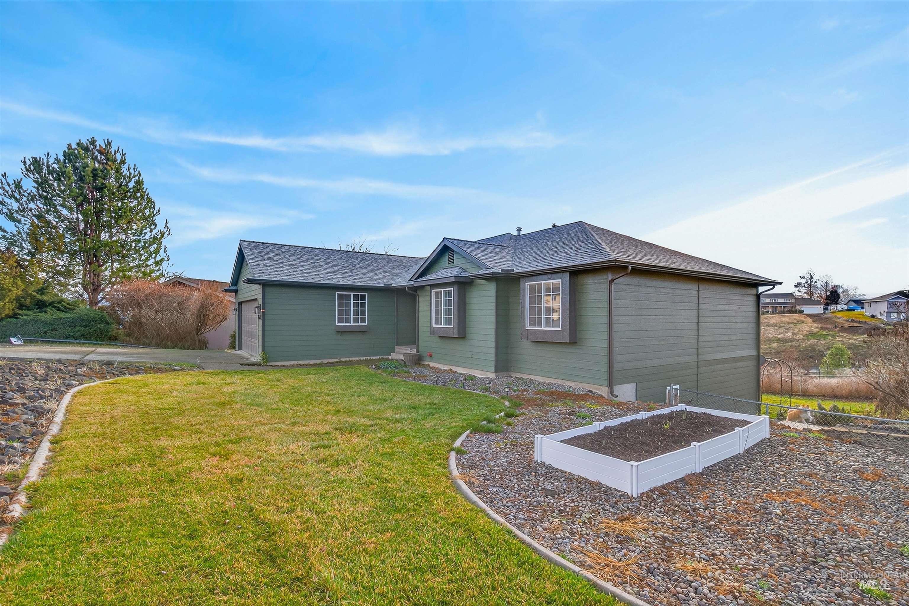 1612 Swallows Nest Loop, Clarkston, Washington 99403, 5 Bedrooms, 3 Bathrooms, Residential For Sale, Price $455,000,MLS 98974718