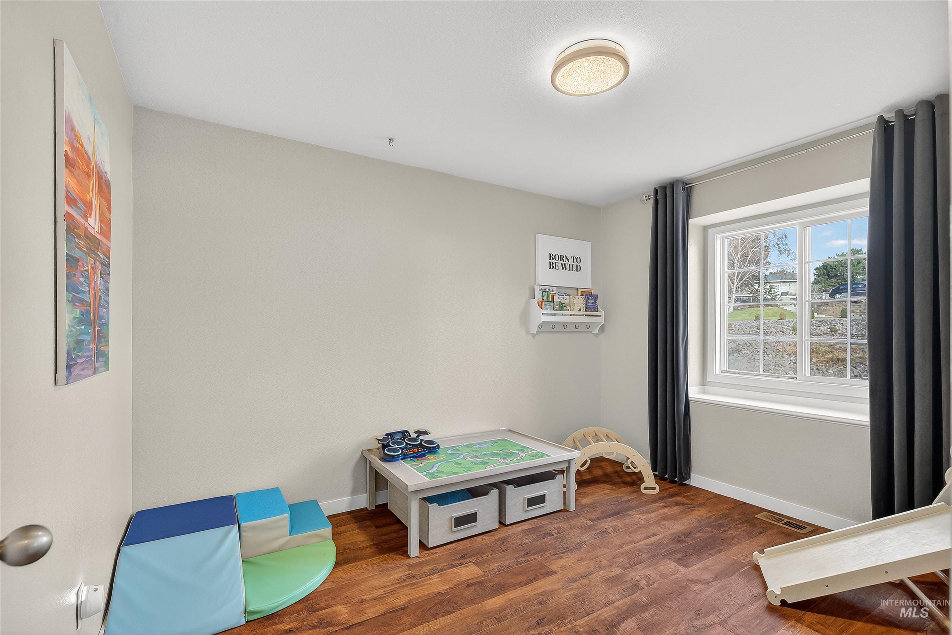 1612 Swallows Nest Loop, Clarkston, Washington 99403, 5 Bedrooms, 3 Bathrooms, Residential For Sale, Price $455,000,MLS 98974718