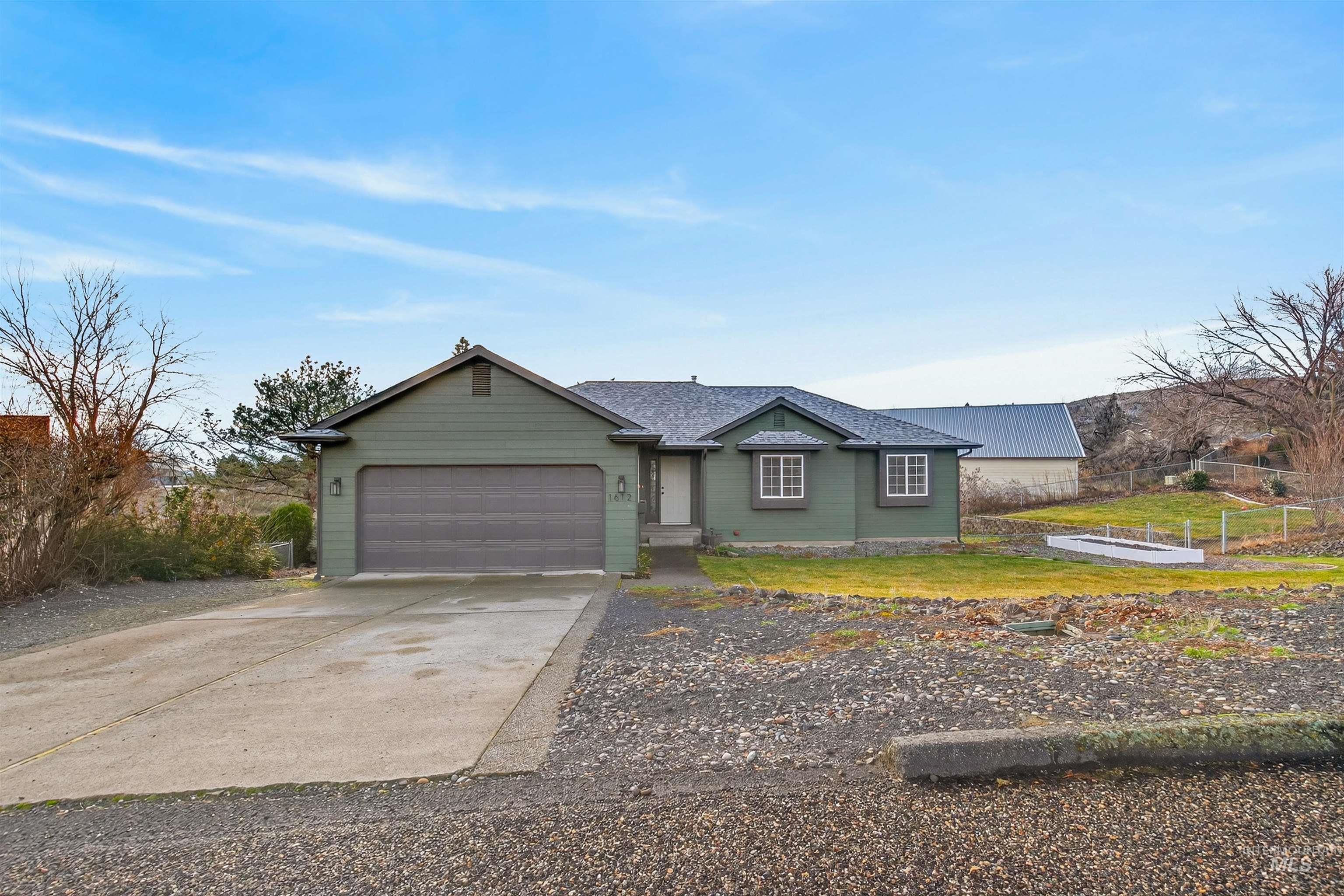 1612 Swallows Nest Loop, Clarkston, Washington 99403, 5 Bedrooms, 3 Bathrooms, Residential For Sale, Price $455,000,MLS 98974718