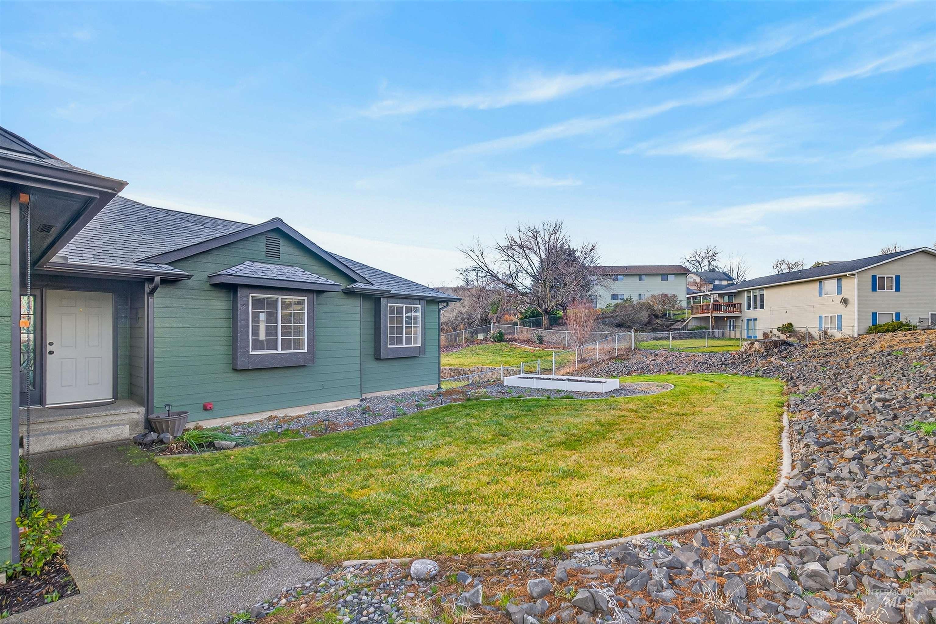 1612 Swallows Nest Loop, Clarkston, Washington 99403, 5 Bedrooms, 3 Bathrooms, Residential For Sale, Price $455,000,MLS 98974718