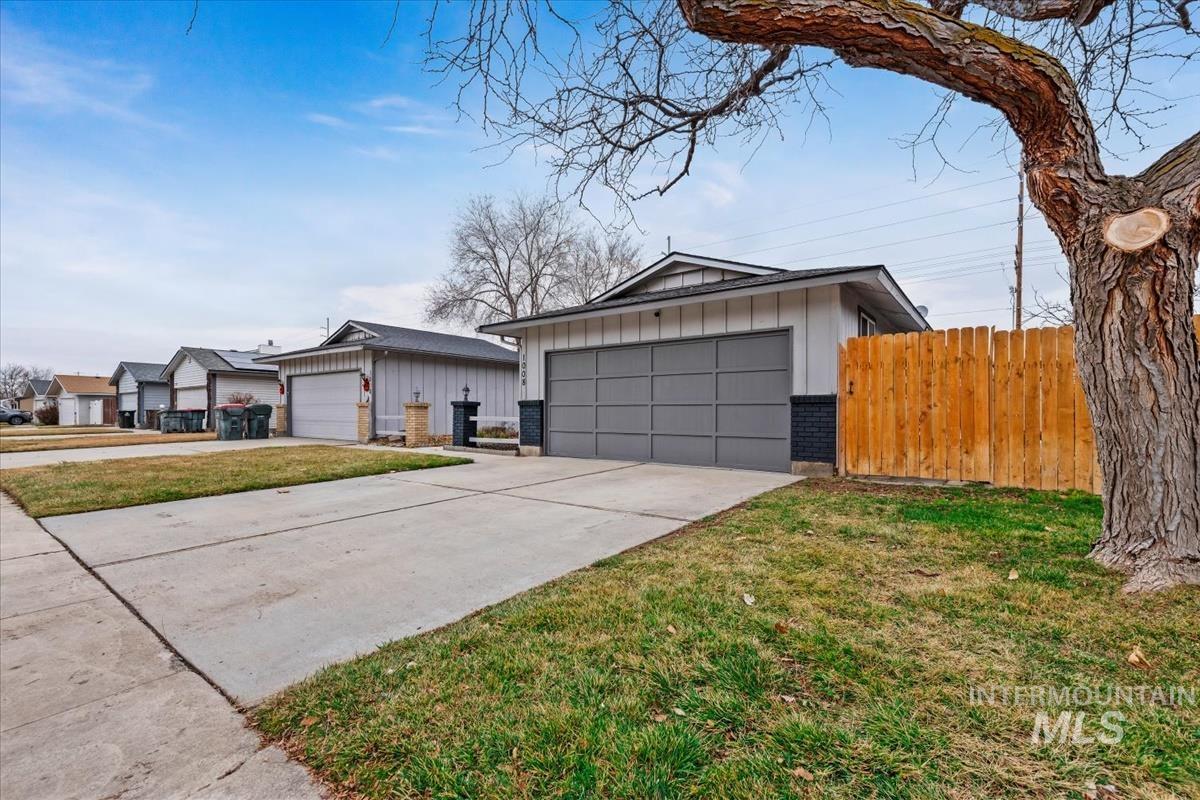 1008 W Crest Wood Dr, Meridian, Idaho 83642, 3 Bedrooms, 2 Bathrooms, Residential For Sale, Price $359,900,MLS 98974752