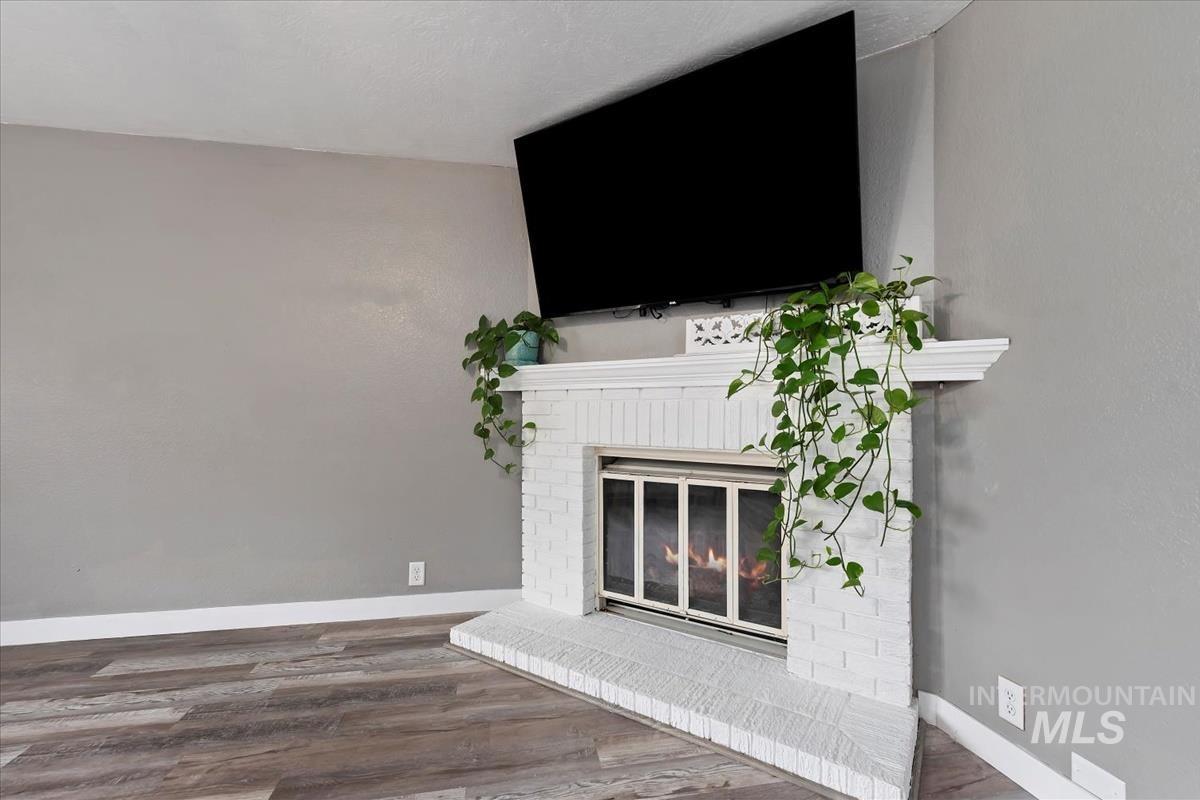 1008 W Crest Wood Dr, Meridian, Idaho 83642, 3 Bedrooms, 2 Bathrooms, Residential For Sale, Price $359,900,MLS 98974752