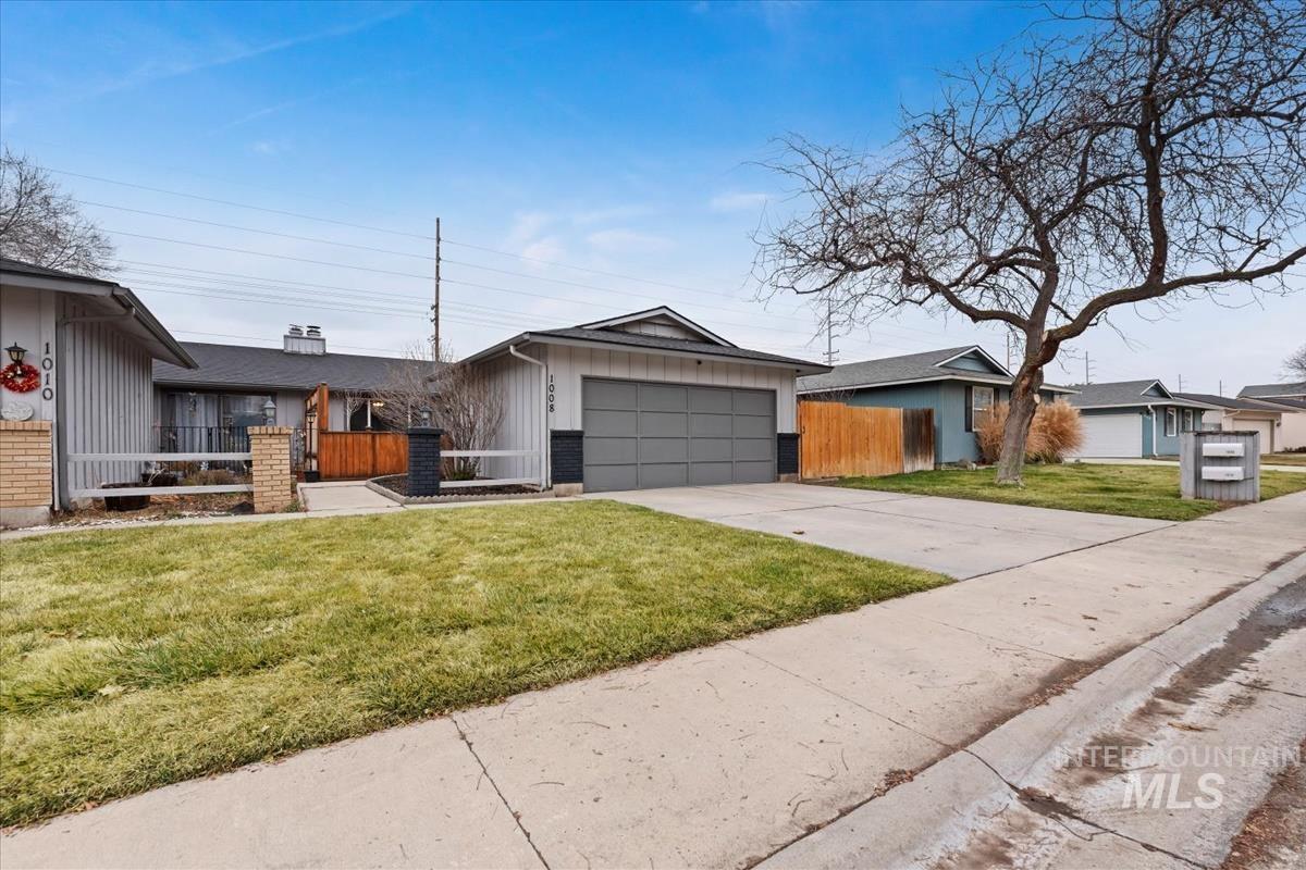 1008 W Crest Wood Dr, Meridian, Idaho 83642, 3 Bedrooms, 2 Bathrooms, Residential For Sale, Price $359,900,MLS 98974752