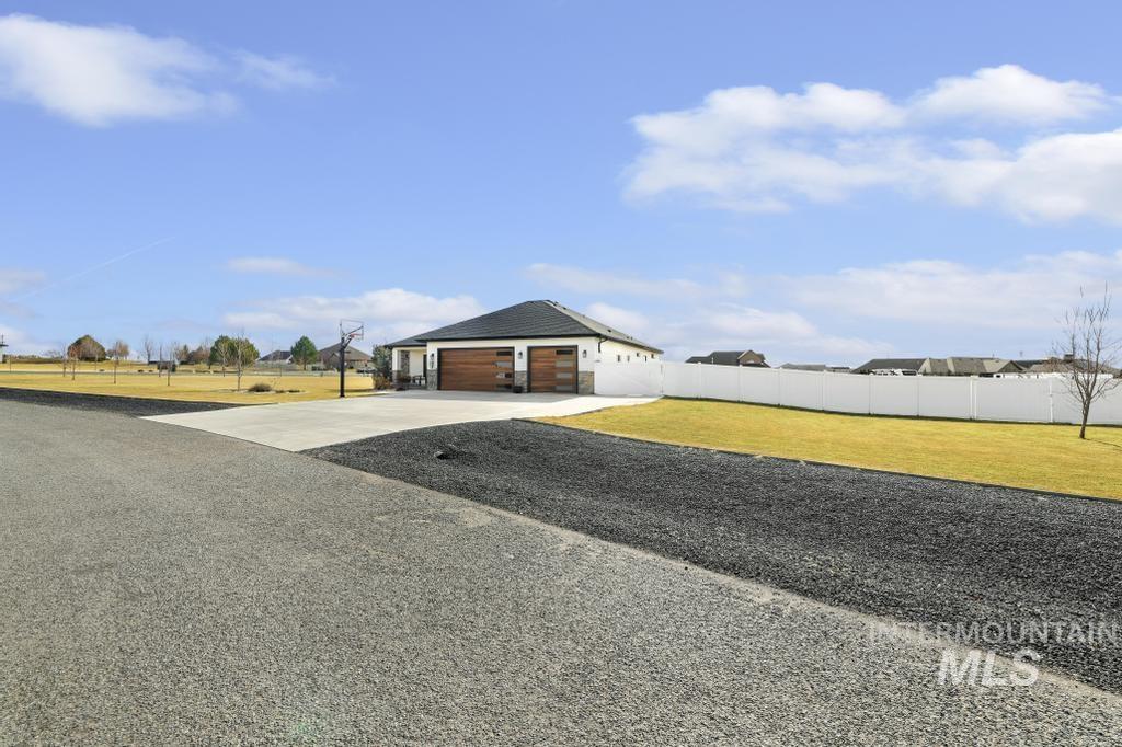 3827 Susan Circle W, Hansen, Idaho 83334, 3 Bedrooms, 2 Bathrooms, Residential For Sale, Price $698,500,MLS 98974753