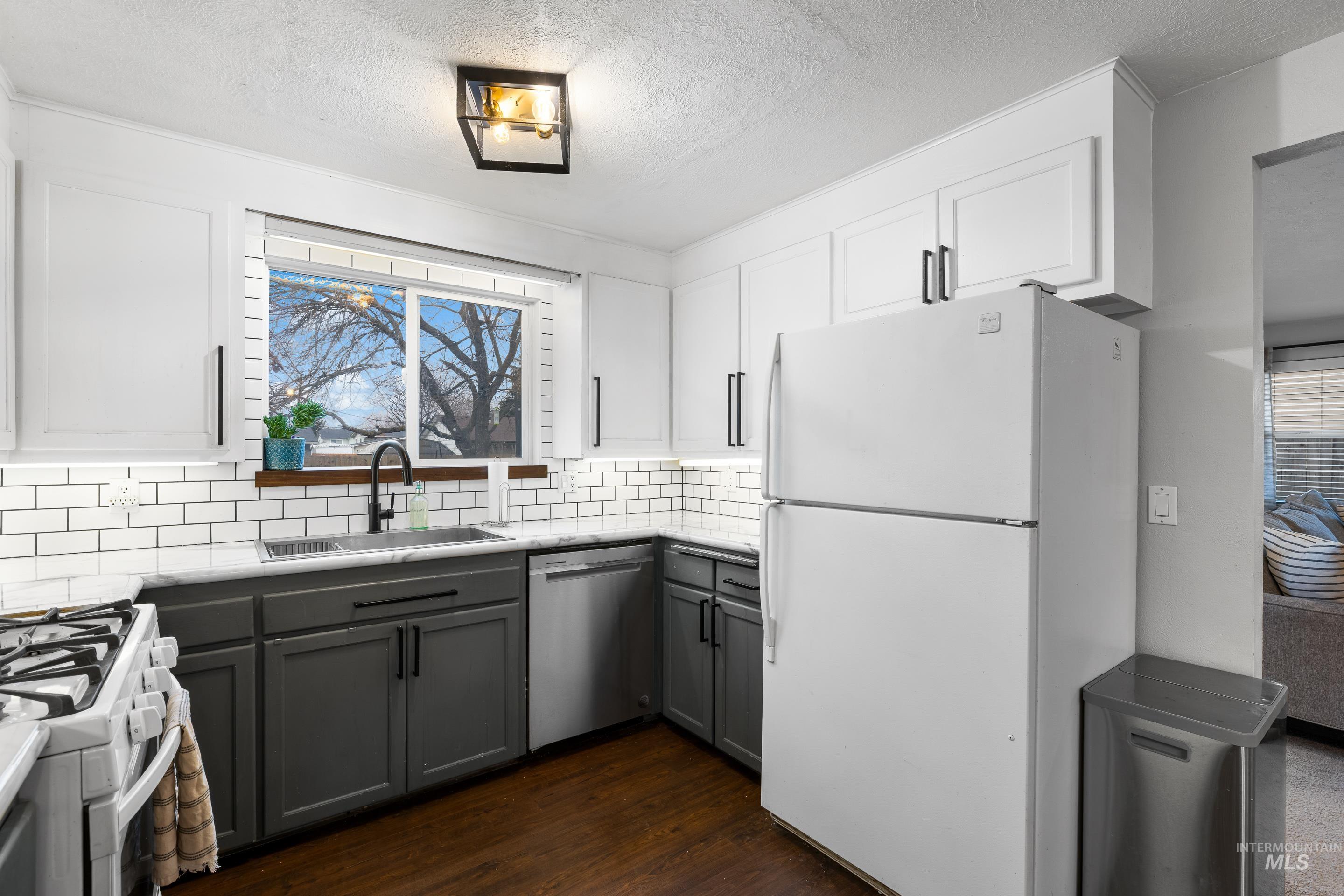 3333 N Pepperwood Dr, Boise, Idaho 83704, 3 Bedrooms, 2 Bathrooms, Residential For Sale, Price $400,000,MLS 98974787