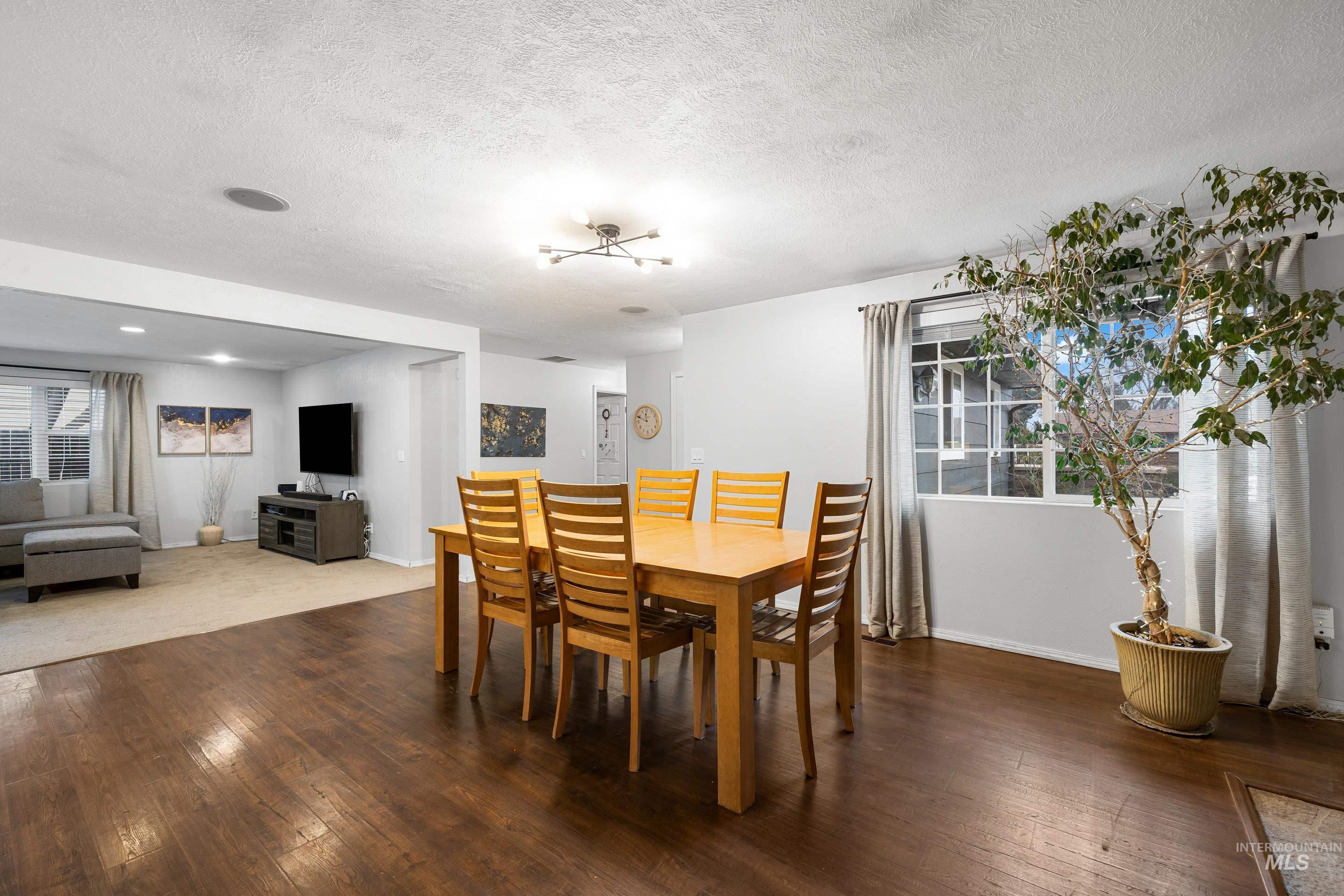 3333 N Pepperwood Dr, Boise, Idaho 83704, 3 Bedrooms, 2 Bathrooms, Residential For Sale, Price $400,000,MLS 98974787