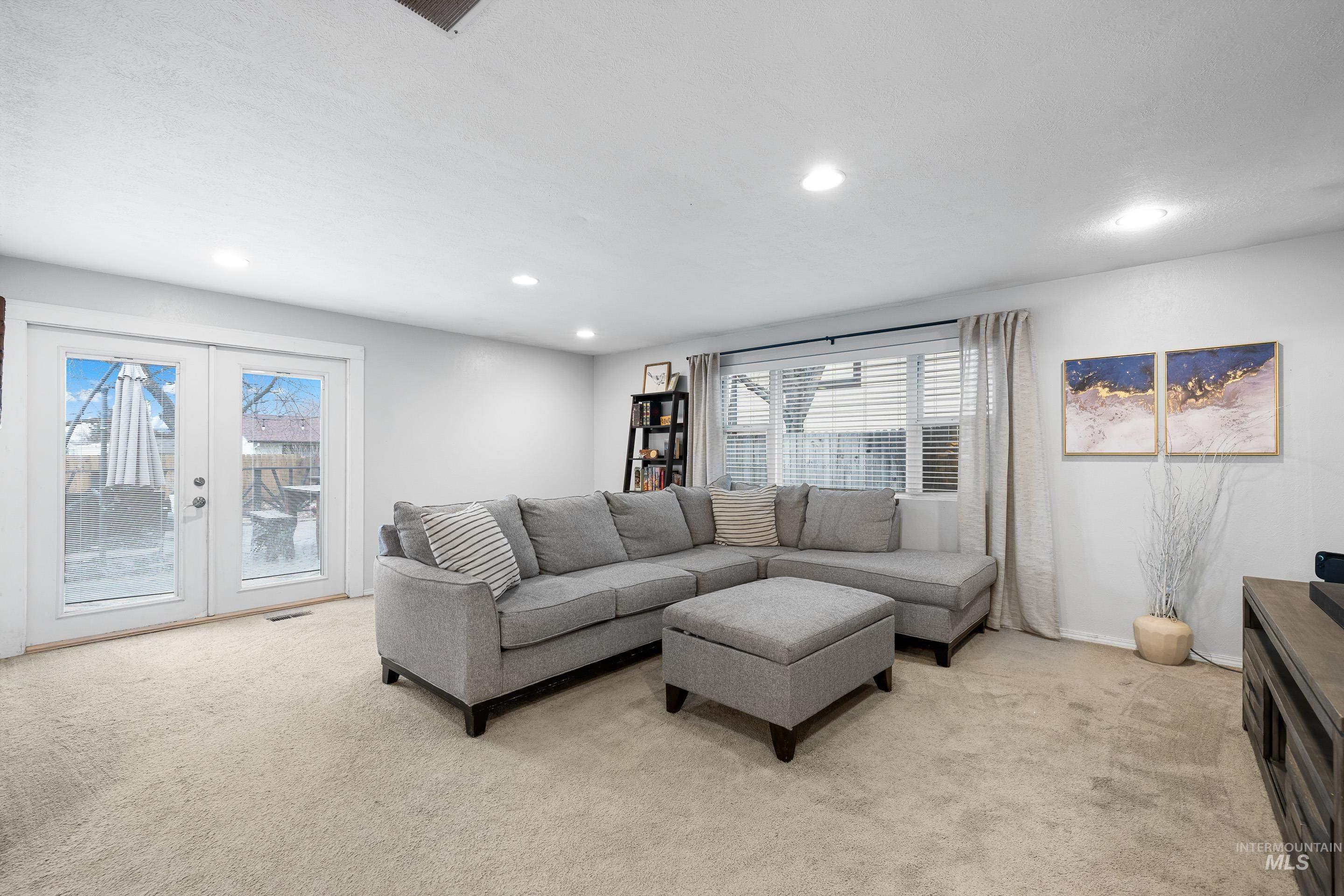 3333 N Pepperwood Dr, Boise, Idaho 83704, 3 Bedrooms, 2 Bathrooms, Residential For Sale, Price $400,000,MLS 98974787