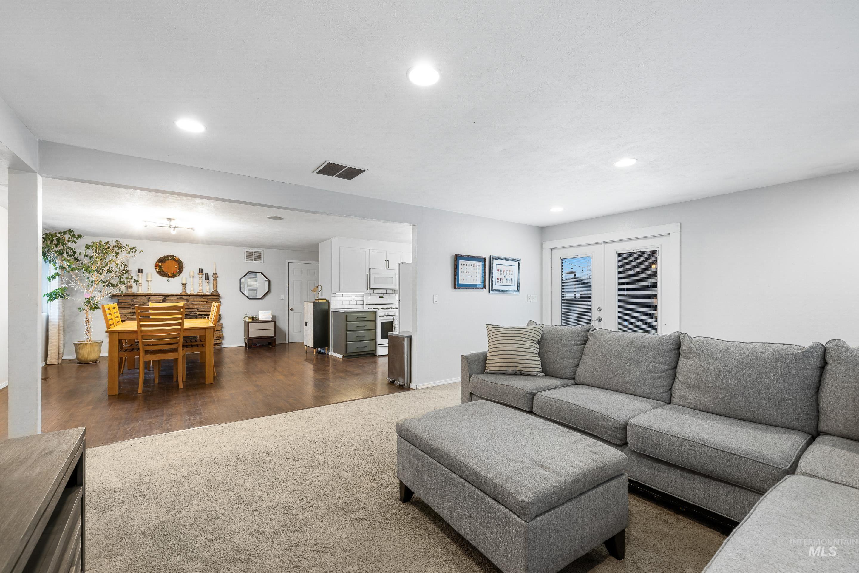 3333 N Pepperwood Dr, Boise, Idaho 83704, 3 Bedrooms, 2 Bathrooms, Residential For Sale, Price $400,000,MLS 98974787