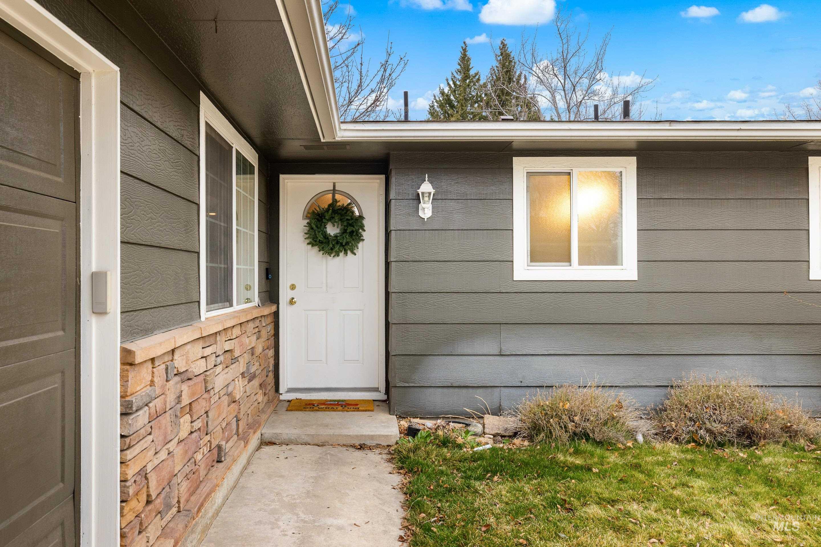 3333 N Pepperwood Dr, Boise, Idaho 83704, 3 Bedrooms, 2 Bathrooms, Residential For Sale, Price $400,000,MLS 98974787