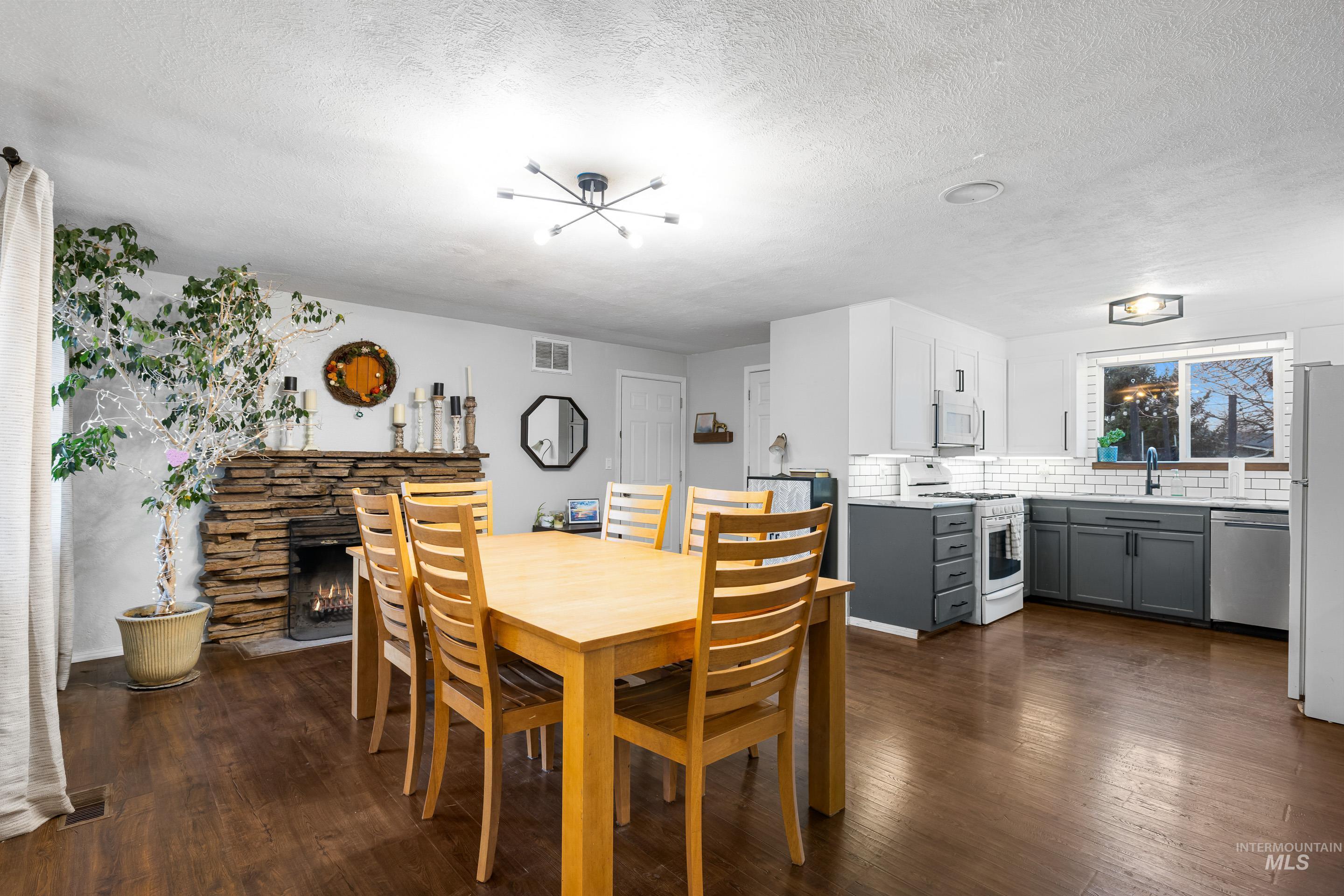 3333 N Pepperwood Dr, Boise, Idaho 83704, 3 Bedrooms, 2 Bathrooms, Residential For Sale, Price $400,000,MLS 98974787